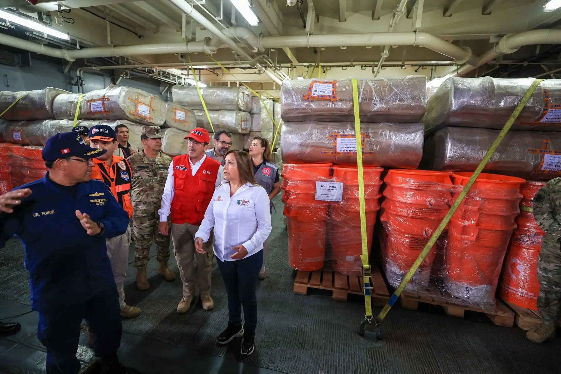 Presidenta Dina Boluarte inspeccionó zarpe del buque multipropósito B.A.P. Pisco, que trasladará ayuda humanitaria a las regiones Tumbes, Piura y Lambayeque. Foto: ANDINA/ Prensa Presidencia