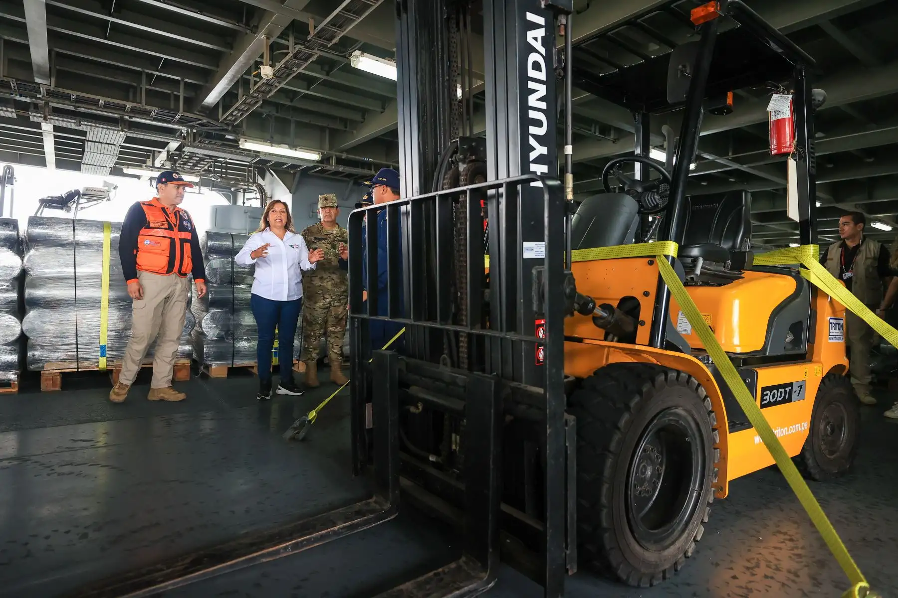 Presidenta Dina Boluarte inspeccionó zarpe del buque multipropósito B.A.P. Pisco, que trasladará ayuda humanitaria a las regiones Tumbes, Piura y Lambayeque. Foto: ANDINA/ Prensa Presidencia