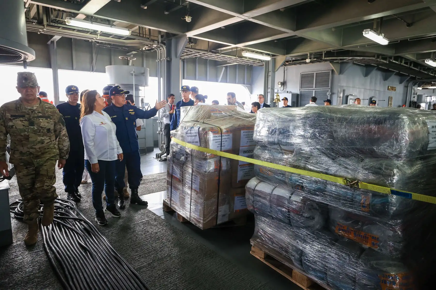 Presidenta Dina Boluarte inspeccionó zarpe del buque multipropósito B.A.P. Pisco, que trasladará ayuda humanitaria a las regiones Tumbes, Piura y Lambayeque. Foto: ANDINA/ Prensa Presidencia