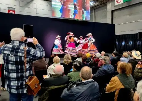 Arequipa cautivo a los potenciales turistas franceses que asistieron al Salón Mundial de Turismo con sus hermosas danzas e imágenes de sus incomparables paisajes naturales.
