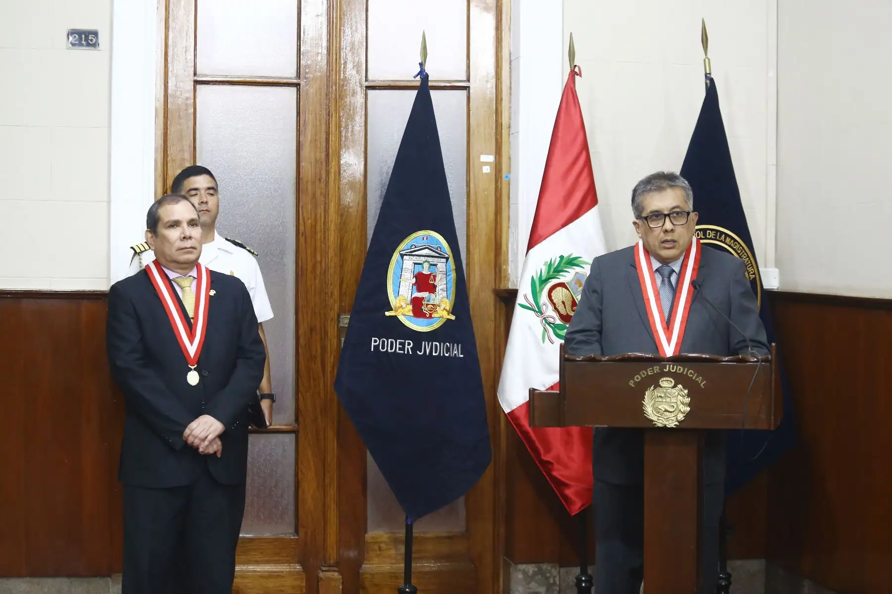 Presidente del poder judicial, Juez Supremo Javier Arévalo Vela y Jefe de  la Oficina de Control de la Magistratura (OCMA) Juez Supremo Ulises A. Yaya Zumaeta inauguran "Sala Transparente" un espacio donde  jueces, juezas y servidores sostendrán mesas de trabajo.
Esta sala cuenta con un sistema de video que permitirá grabar todas las reuniones, incluidas audiencias y es de uso obligatorio para  magistrados funcionarios y servidores de la OCMA.
  Foto: ANDINA/Ricardo Cuba