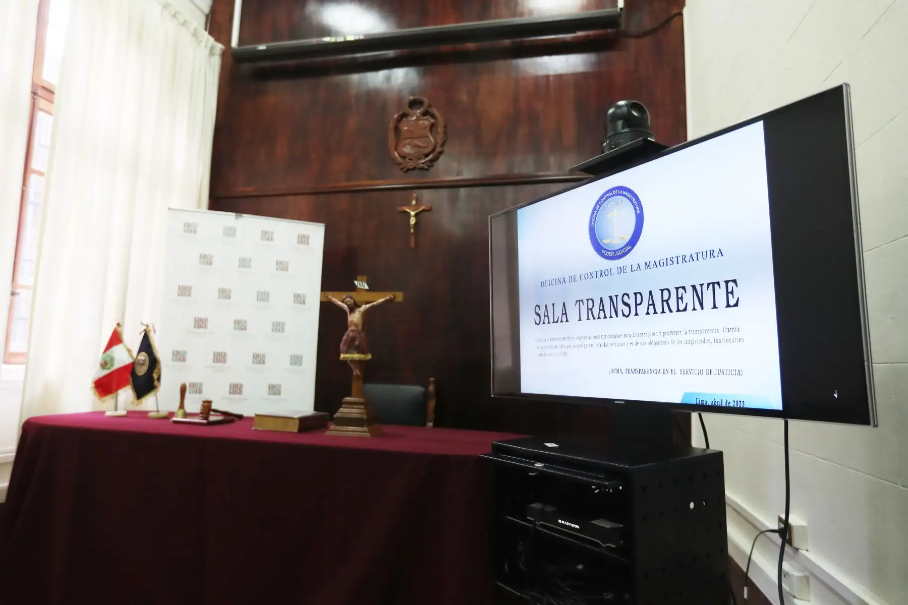 Poder Judicial  inaugura "Sala Transparente" de la Oficina de Control de la Magistratura (OCMA), un espacio donde  jueces, juezas y servidores sostendrán mesas de trabajo.
Esta sala cuenta con un sistema de video que permitirá grabar todas las reuniones, incluidas audiencias y es de uso obligatorio para  magistrados funcionarios y servidores de la OCMA.
 Foto: ANDINA/Ricardo Cuba