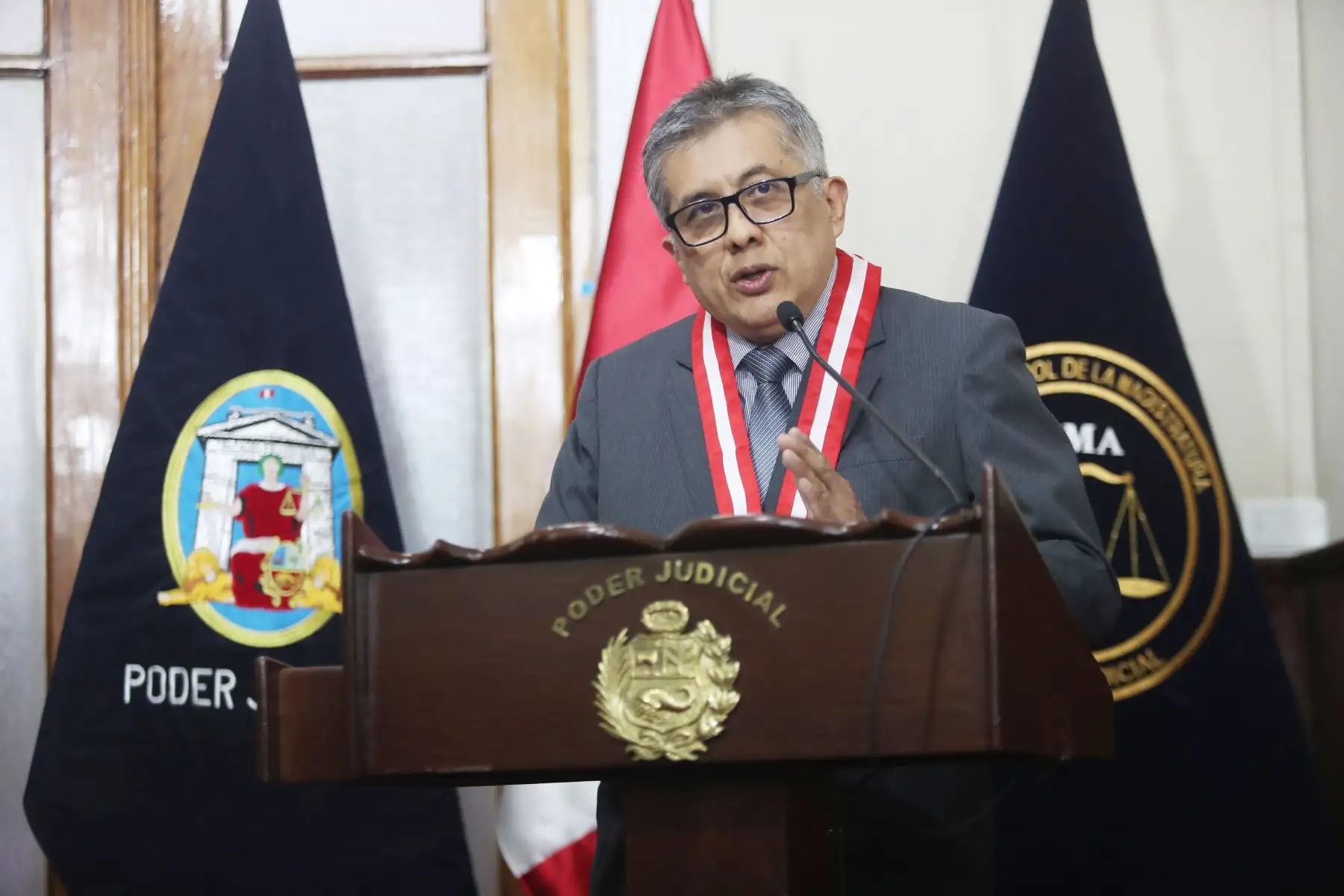 Jefe de La Oficina de Control de la Magistratura (OCMA) Juez Supremo Ulises A. Yaya Zumaeta, inaugura "la sala transparente" un espacio donde  jueces, juezas y servidores sostendrán mesas de trabajo.
Esta sala cuenta con un sistema de video que permitirá grabar todas las reuniones, incluidas audiencias y es de uso obligatorio para  magistrados funcionarios y servidores de la OCMA.
  Foto: ANDINA/Ricardo Cuba