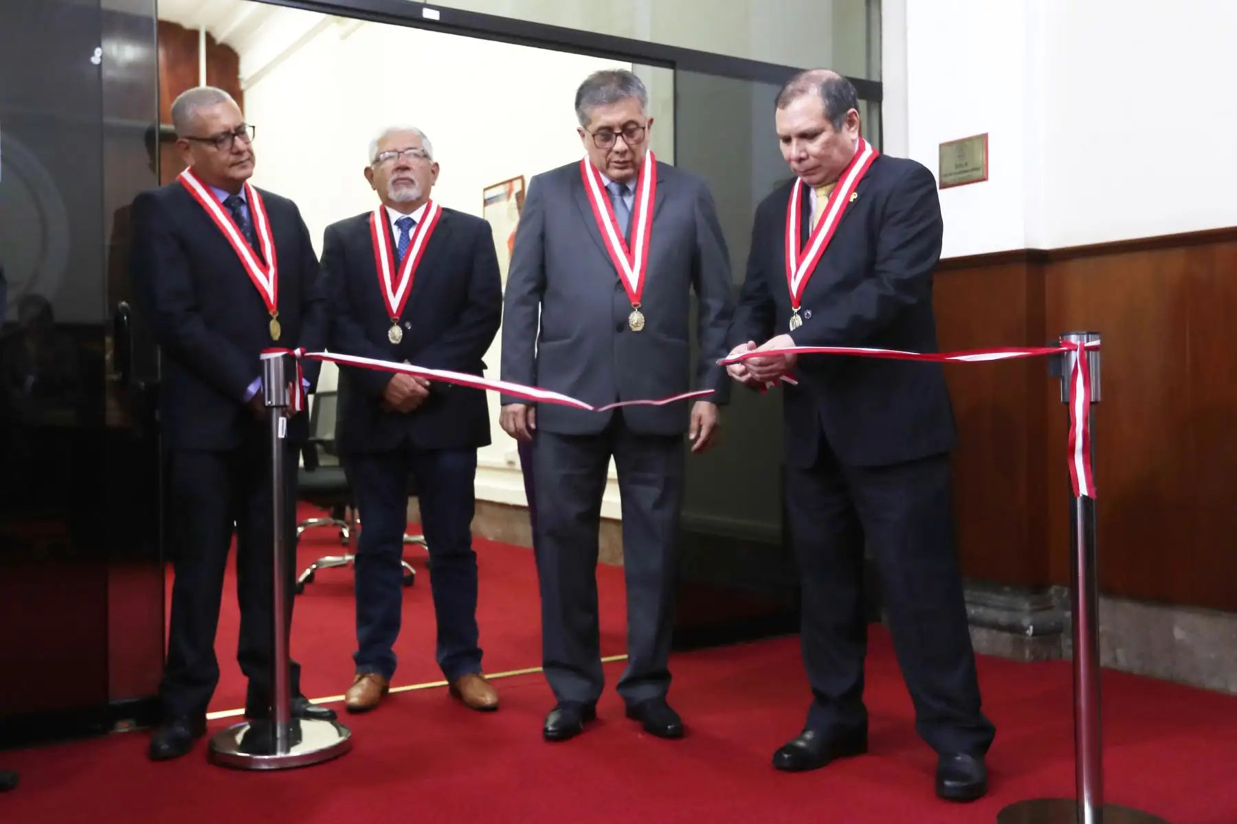 El presidente del Poder Judicial, Javier Arévalo Vela, encabezó hoy la inauguración de la ‘Sala Transparente’ de la Oficina de Control de la Magistratura (OCMA), en el marco de la política de promover la integridad y transparencia en la institución judicial.

Foto: ANDINA/Ricardo Cuba