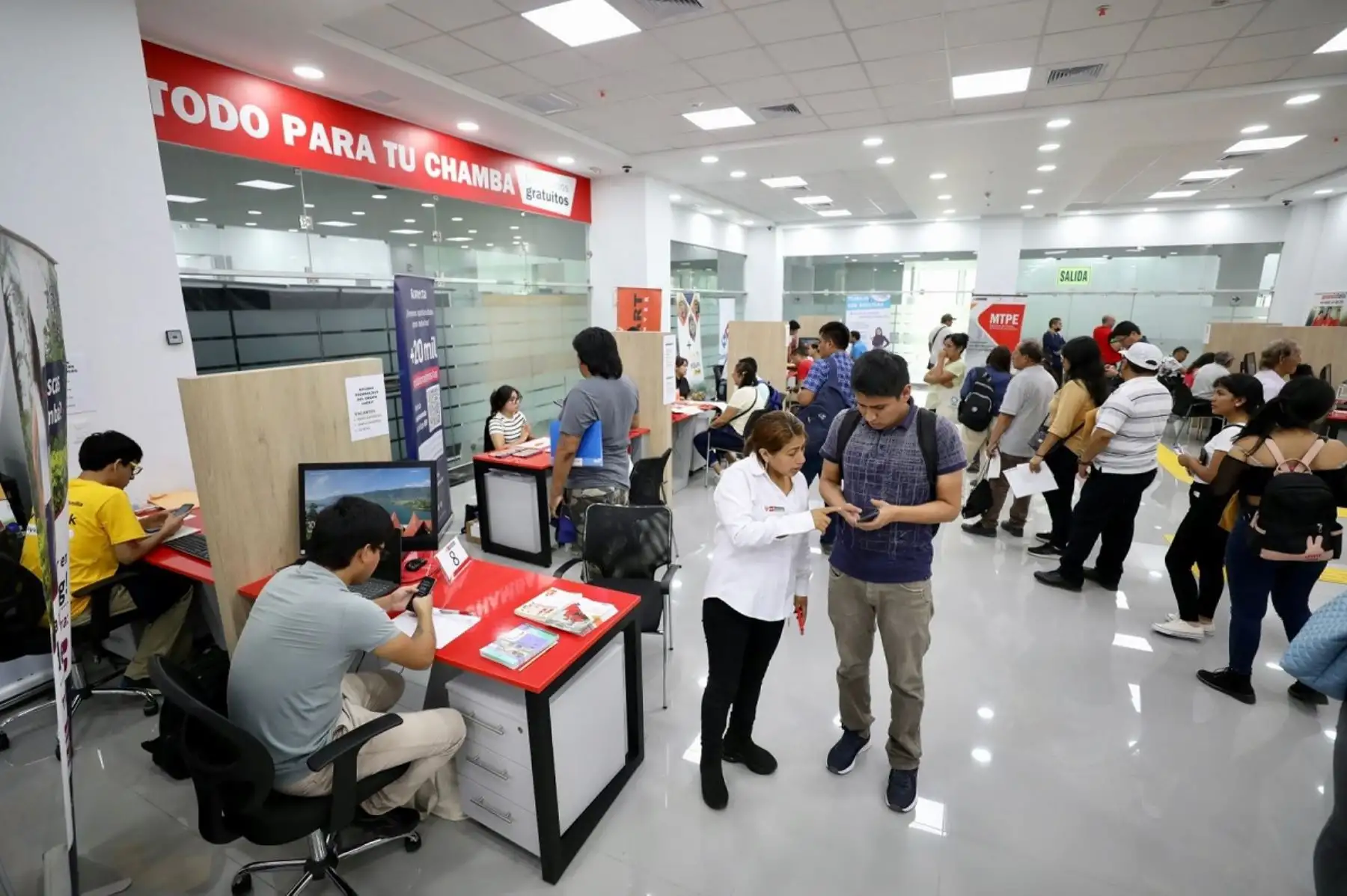 Ministro de Trabajo y Promoción del Empleo, Alfonso Adrianzén, Inauguró Centro de Empleo en la sede de su portafolio. Foto: Cortesía.