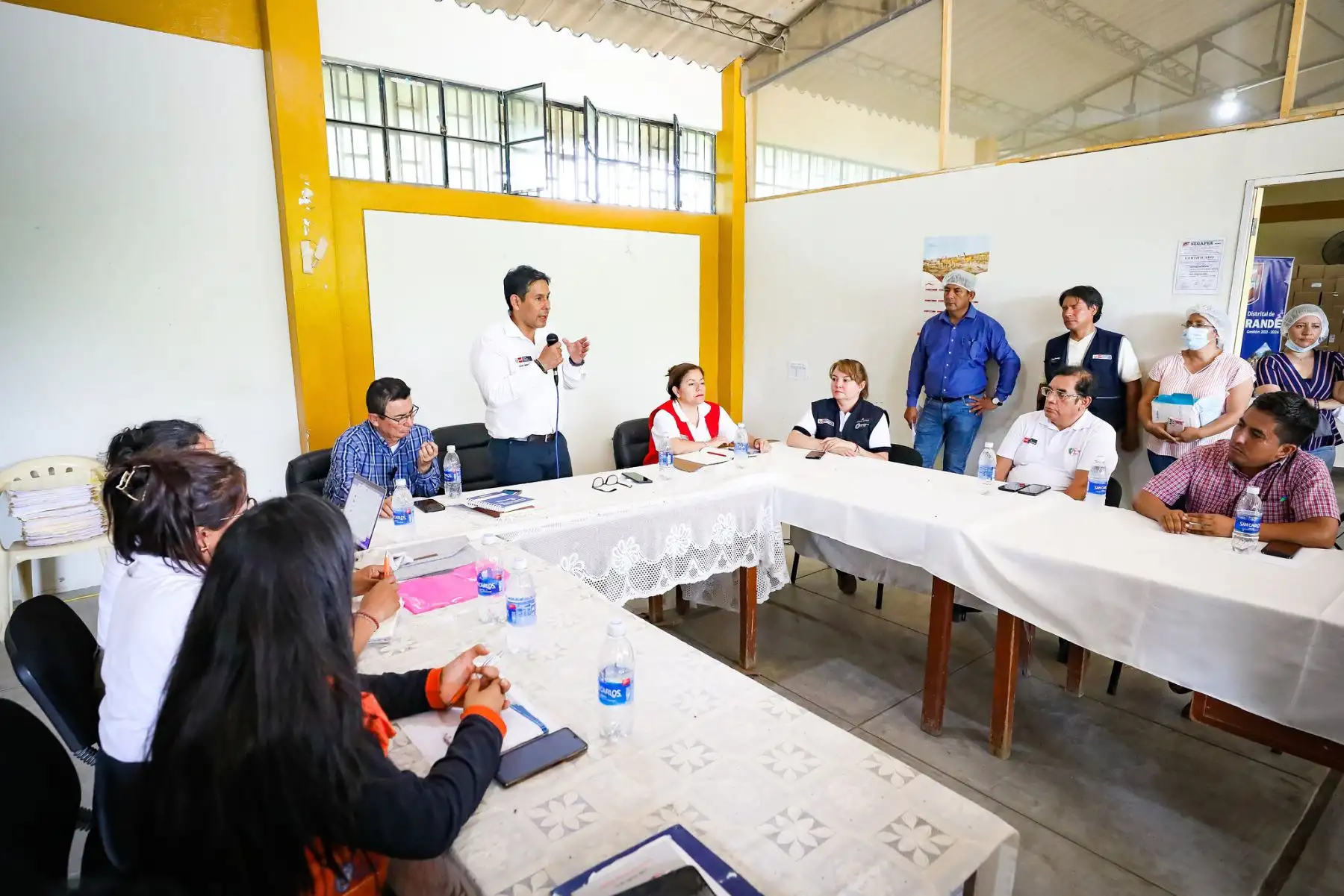 La comitiva junto al alcalde de Morropón, Richard Baca, verificó los albergues donde se encuentra la población damnificada por las lluvias intensas para supervisar la entrega de ayuda humanitaria. Asimismo, se constató el estado de colegios y otras infraestructuras que funcionarán como albergues temporales para atender a la población. 
Foto: ANDINA/MIDIS