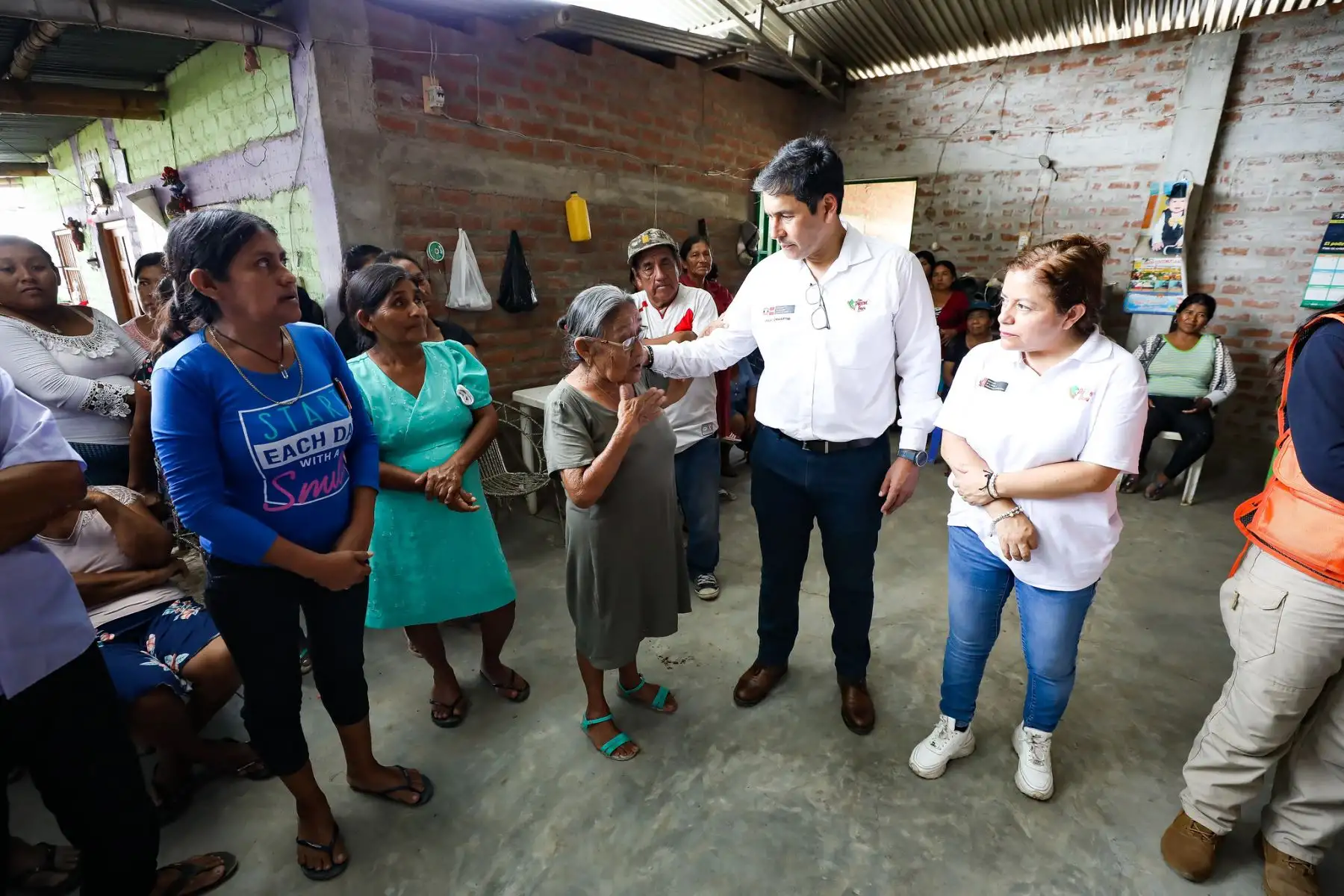 La comitiva junto al alcalde de Morropón, Richard Baca, verificó los albergues donde se encuentra la población damnificada por las lluvias intensas para supervisar la entrega de ayuda humanitaria. Asimismo, se constató el estado de colegios y otras infraestructuras que funcionarán como albergues temporales para atender a la población. 
Foto: ANDINA/MIDIS