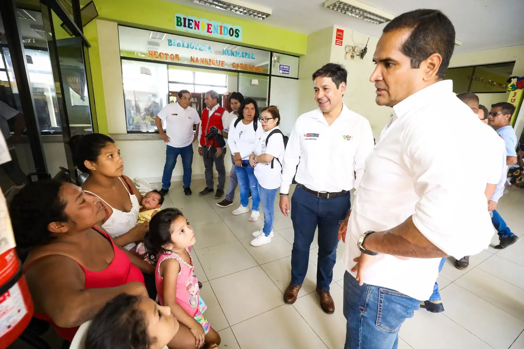 La comitiva junto al alcalde de Morropón, Richard Baca, verificó los albergues donde se encuentra la población damnificada por las lluvias intensas para supervisar la entrega de ayuda humanitaria. Asimismo, se constató el estado de colegios y otras infraestructuras que funcionarán como albergues temporales para atender a la población. 
Foto: ANDINA/MIDIS