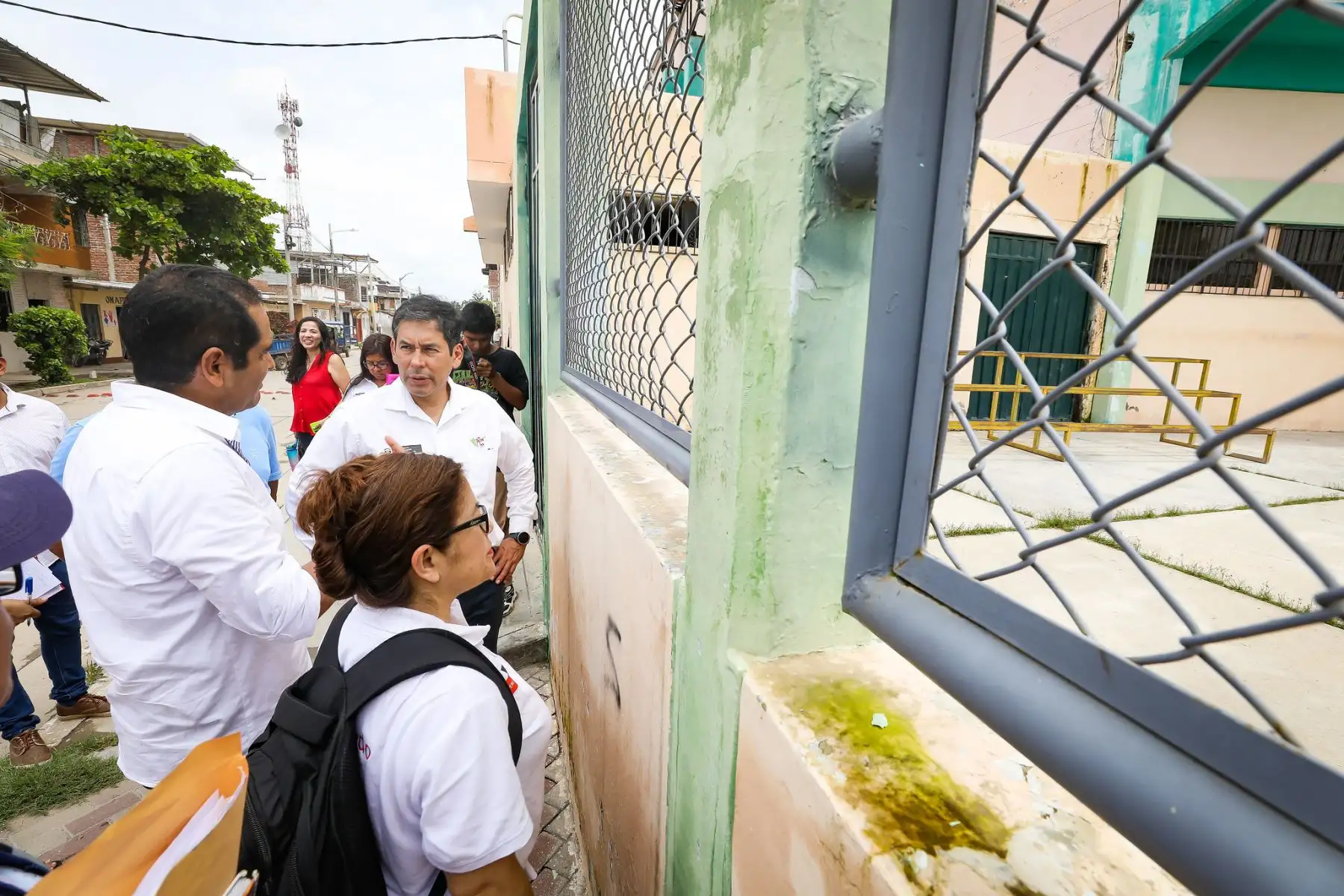 La comitiva junto al alcalde de Morropón, Richard Baca, verificó los albergues donde se encuentra la población damnificada por las lluvias intensas para supervisar la entrega de ayuda humanitaria. Asimismo, se constató el estado de colegios y otras infraestructuras que funcionarán como albergues temporales para atender a la población. 
Foto: ANDINA/MIDIS