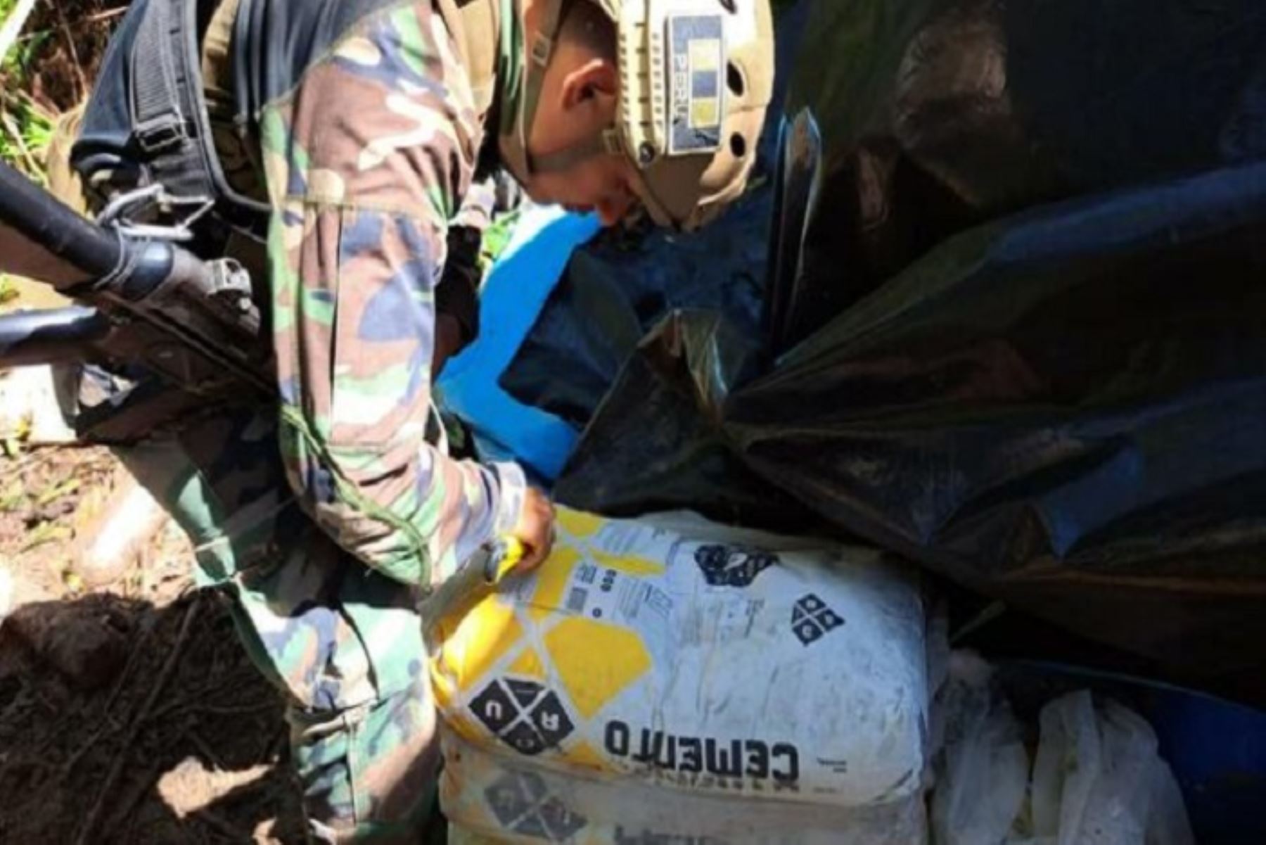 Fuerzas del orden hallaron 9,000 kilos de hoja de coca en proceso de maceración, 4,745 kilos de insumos químicos y otros productos.