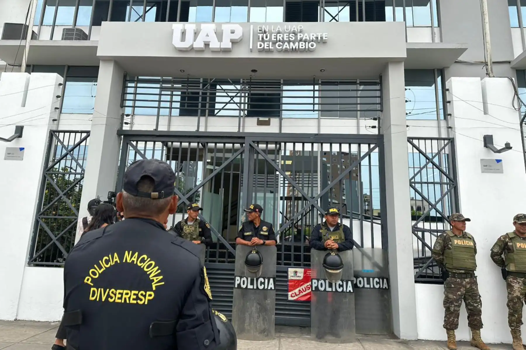 El fiscal provincial de Lavado de Activos del Ministerio Público, Wilson Salazar, afirmó que gracias a una resolución judicial dictada por el Cuarto Juzgado de Investigación Preparatoria, se dispuso la incautación de 203 inmuebles a nivel nacional vinculados a la investigación donde está inmerso Joaquín Ramírez y otros.
Local de Universidad Alas Peruanas de La Victoria. Foto: Braian Reyna
