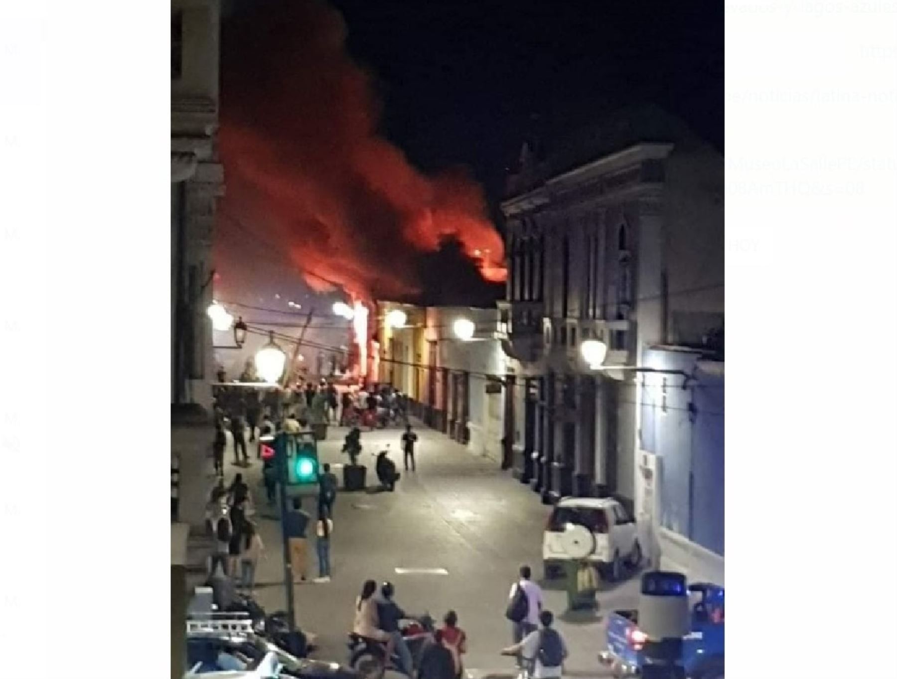 Un incendio de grandes proporciones afectó esta madrugada una casona ubicada en el centro histórico de la ciudad de Trujillo. Foto: Luis Puell.
