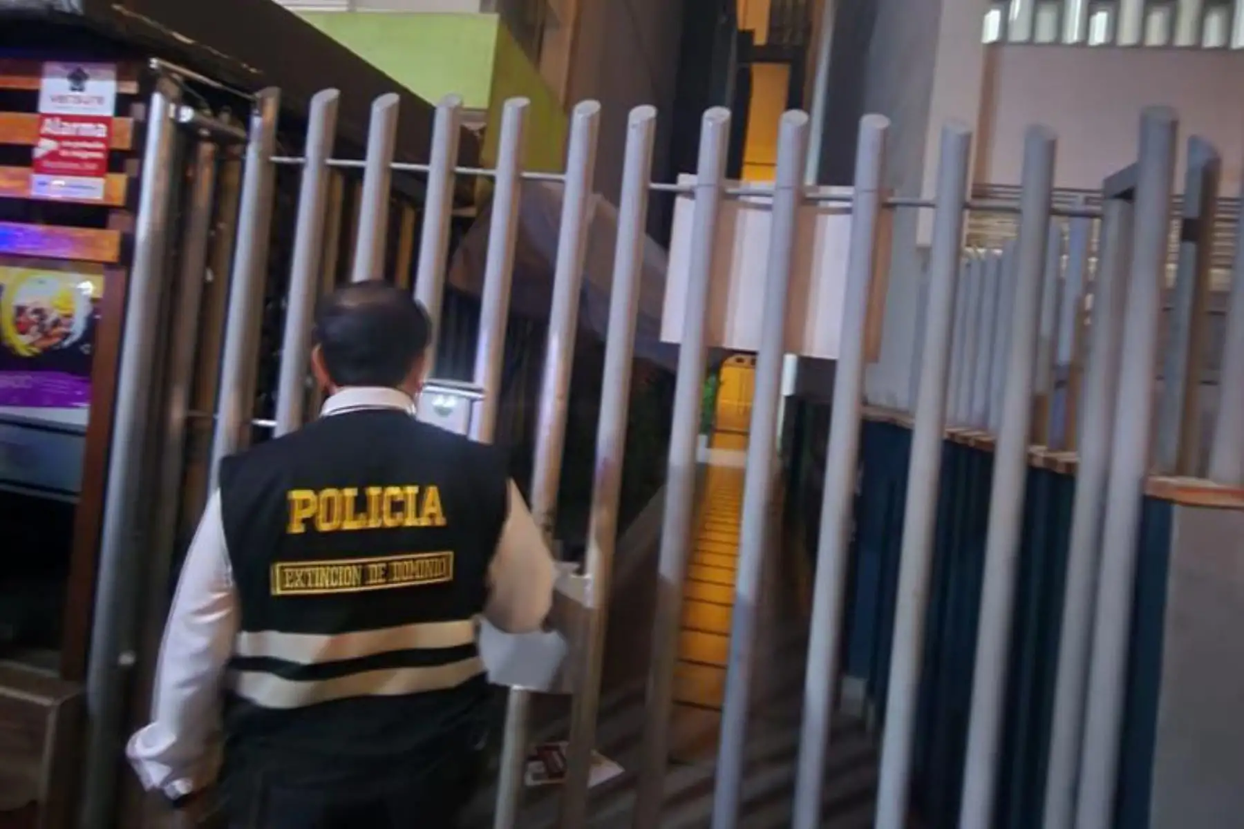 Efectivos de la Dirección de Investigación de Lavado de Activos con la Fiscalía Especializada, así como la participación de más de 40 fiscales, participan en la diligencia de incautación con allanamiento y descerraje de bienes diversos de la universidad Alas Peruanas. Foto: Policía Nacional