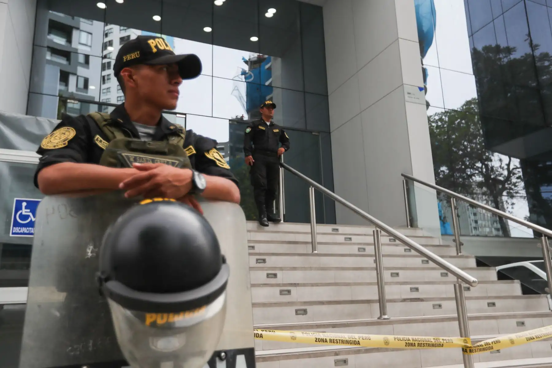 El fiscal provincial de Lavado de Activos del Ministerio Público, Wilson Salazar, afirmó que gracias a una resolución judicial dictada por el Cuarto Juzgado de Investigación Preparatoria, se dispuso la incautación de 203 inmuebles a nivel nacional vinculados a la investigación donde está inmerso Joaquín Ramírez y otros.
Local de Universidad Alas Peruanas de Jesús María.
Foto: ANDINA/Ricardo Cuba