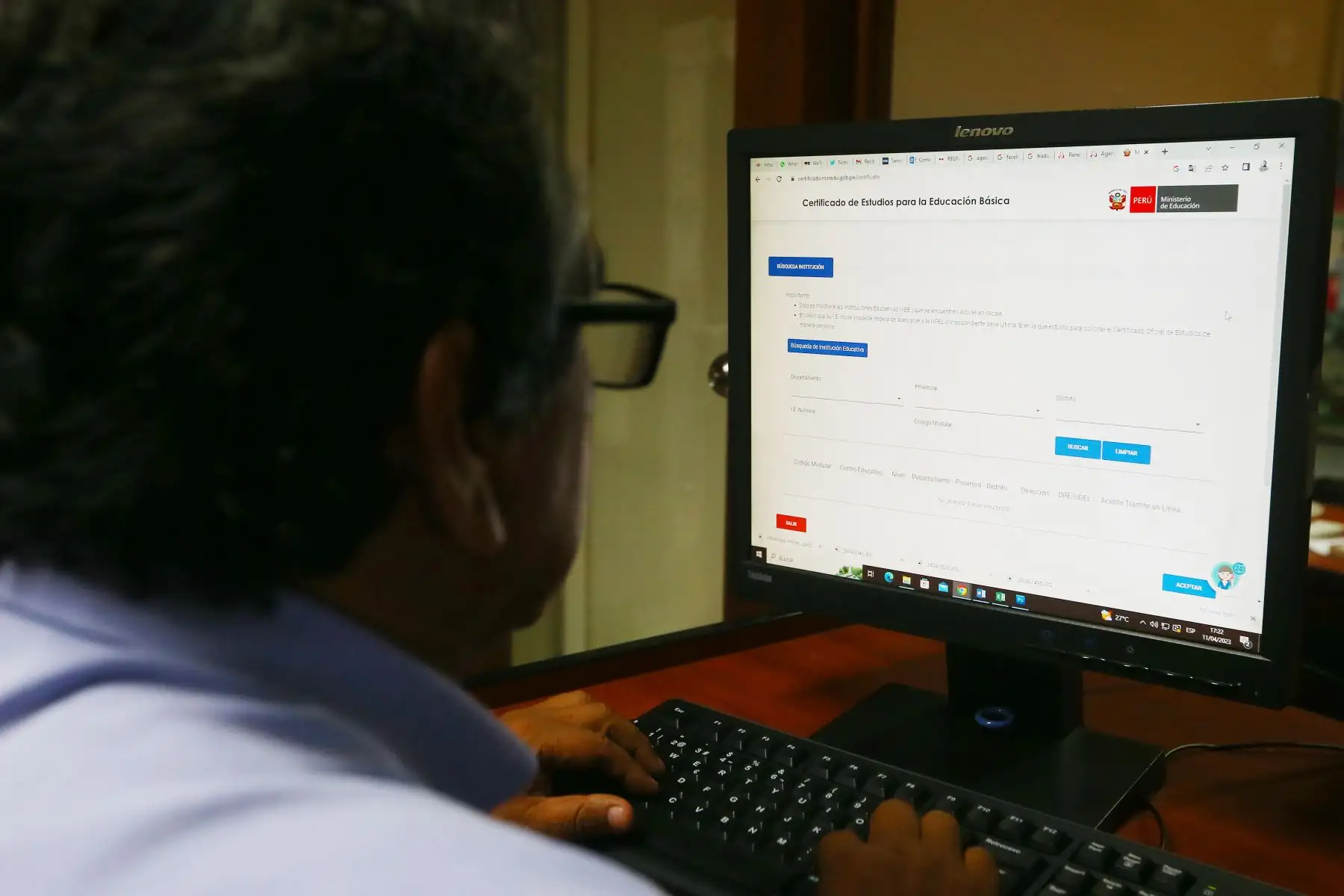 El certificado de estudio puede solicitarse a través de la página web del Minedu en caso la institución educativa tenga disponible la solicitud virtual o de manera presencial, si no lo la tuviera. ANDINA/ Andina.