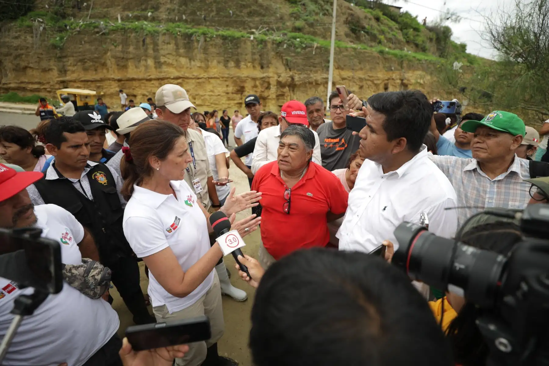 Ministra de Vivienda, Hania Pérez de Cuéllar hace entrega de 2 hidrojets adicionales para la región Piura, a fin de realizar la succión de aguas pluviales en las zonas más afectadas de la región ante la emergencias por lluvias intensas.
Foto: Ministerio de Vivienda