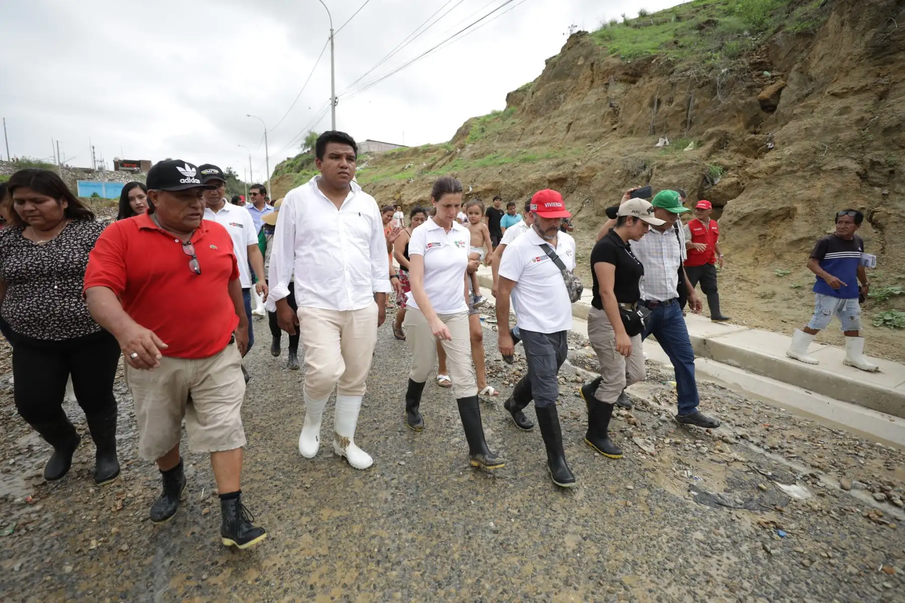 Ministra de Vivienda, Hania Pérez de Cuéllar hace entrega de 2 hidrojets adicionales para la región Piura, a fin de realizar la succión de aguas pluviales en las zonas más afectadas de la región ante la emergencias por lluvias intensas.
Foto: Ministerio de Vivienda