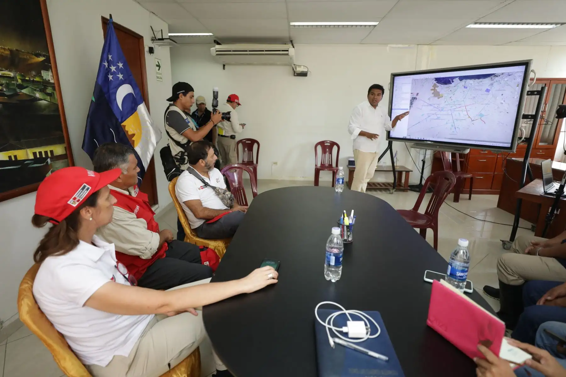 Ministra de Vivienda, Hania Pérez de Cuéllar hace entrega de 2 hidrojets adicionales para la región Piura, a fin de realizar la succión de aguas pluviales en las zonas más afectadas de la región ante la emergencias por lluvias intensas.
Foto: Ministerio de Vivienda