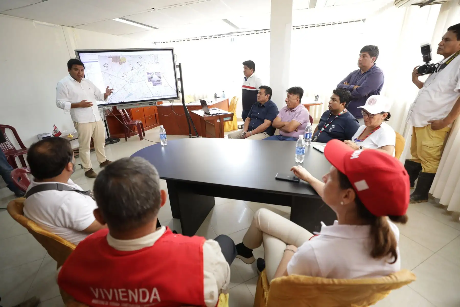 Ministra de Vivienda, Hania Pérez de Cuéllar hace entrega de 2 hidrojets adicionales para la región Piura, a fin de realizar la succión de aguas pluviales en las zonas más afectadas de la región ante la emergencias por lluvias intensas.
Foto: Ministerio de Vivienda