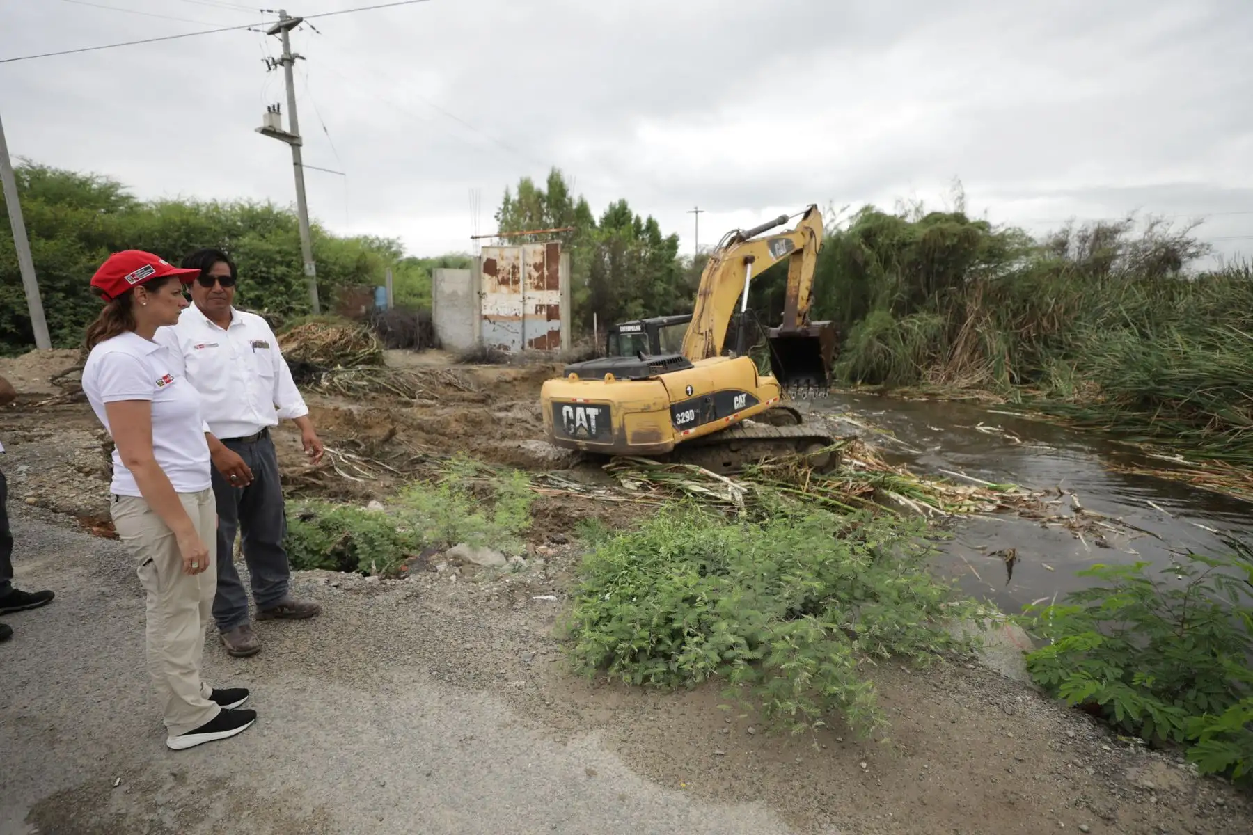 Ministra de Vivienda, Hania Pérez de Cuéllar hace entrega de 2 hidrojets adicionales para la región Piura, a fin de realizar la succión de aguas pluviales en las zonas más afectadas de la región ante la emergencias por lluvias intensas.
Foto: Ministerio de Vivienda