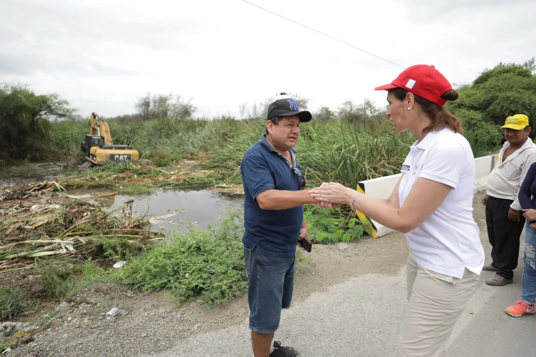Ministra de Vivienda, Hania Pérez de Cuéllar hace entrega de 2 hidrojets adicionales para la región Piura, a fin de realizar la succión de aguas pluviales en las zonas más afectadas de la región ante la emergencias por lluvias intensas.
Foto: Ministerio de Vivienda