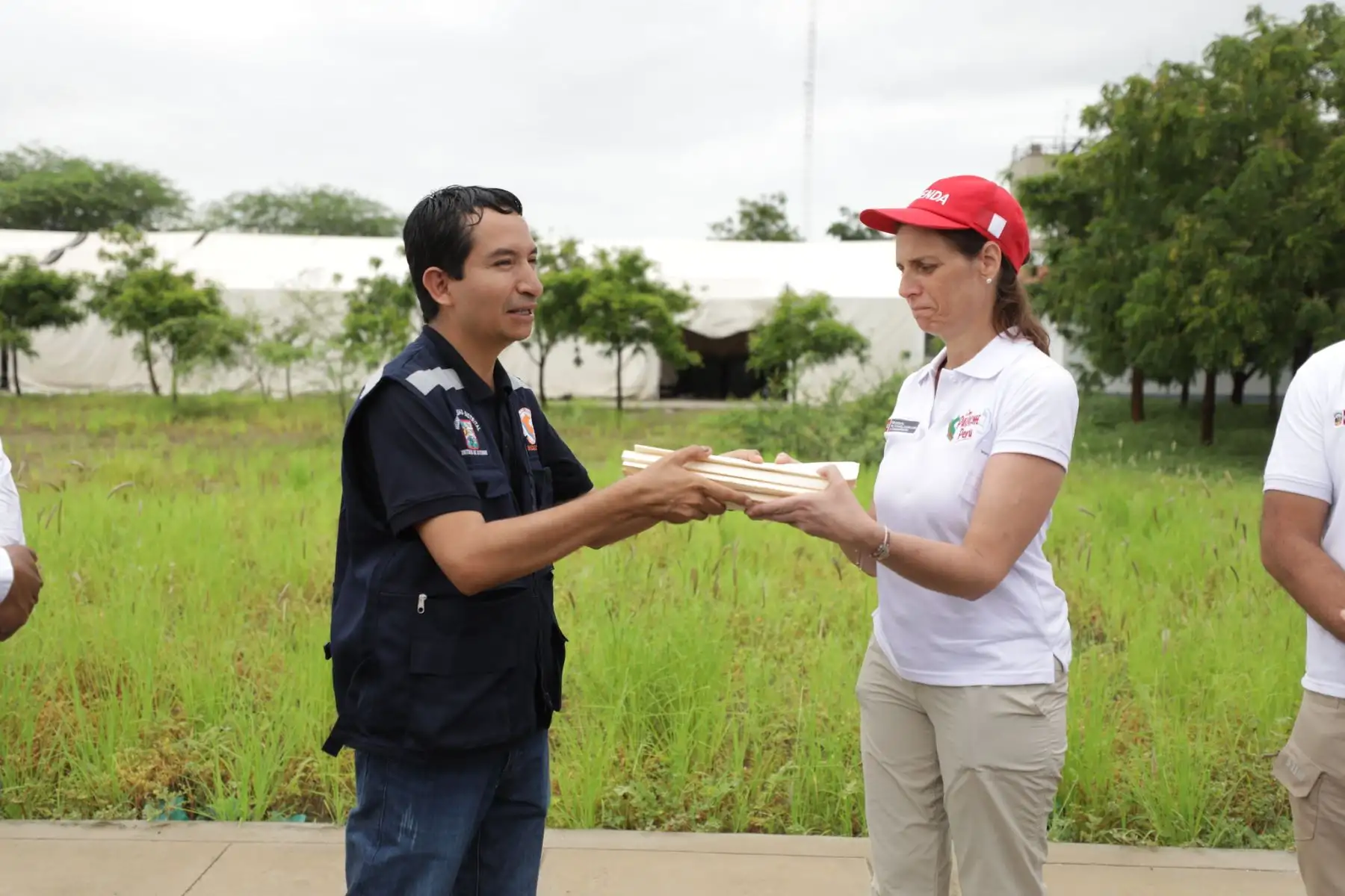 Ministra de Vivienda, Hania Pérez de Cuéllar hace entrega de 2 hidrojets adicionales para la región Piura, a fin de realizar la succión de aguas pluviales en las zonas más afectadas de la región ante la emergencias por lluvias intensas.
Foto: Ministerio de Vivienda
