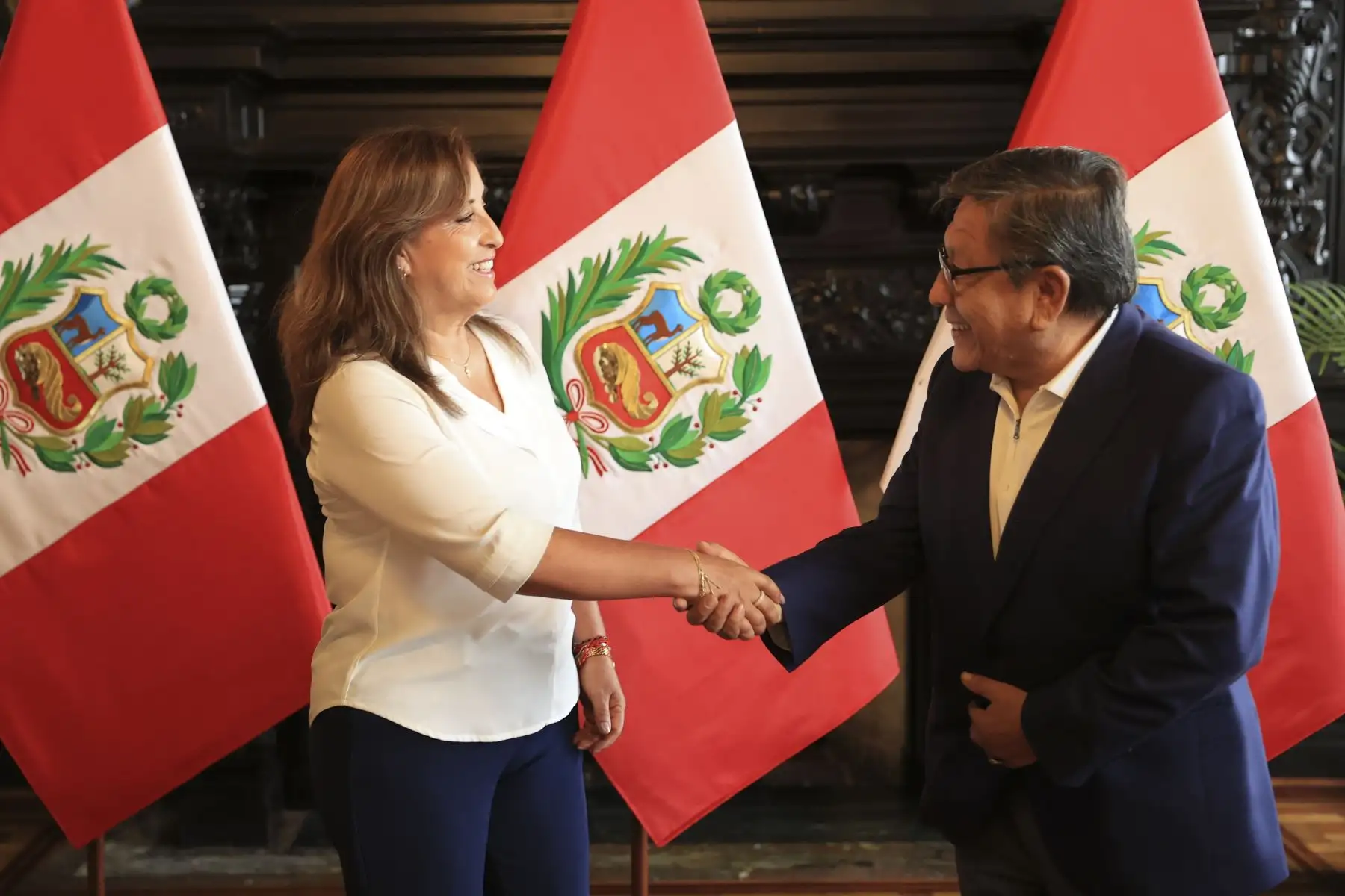 La presidenta Dina Boluarte se reunió con el gobernador regional del Callao, Ciro Castillo Rojo, a fin de viabilizar proyectos para mejorar la infraestructura en salud y educación en favor de los chalacos. También abordaron temas de seguridad y turismo, con miras a consolidar el desarrollo integral del primer puerto.
Foto: ANDINA/Presidencia Perú