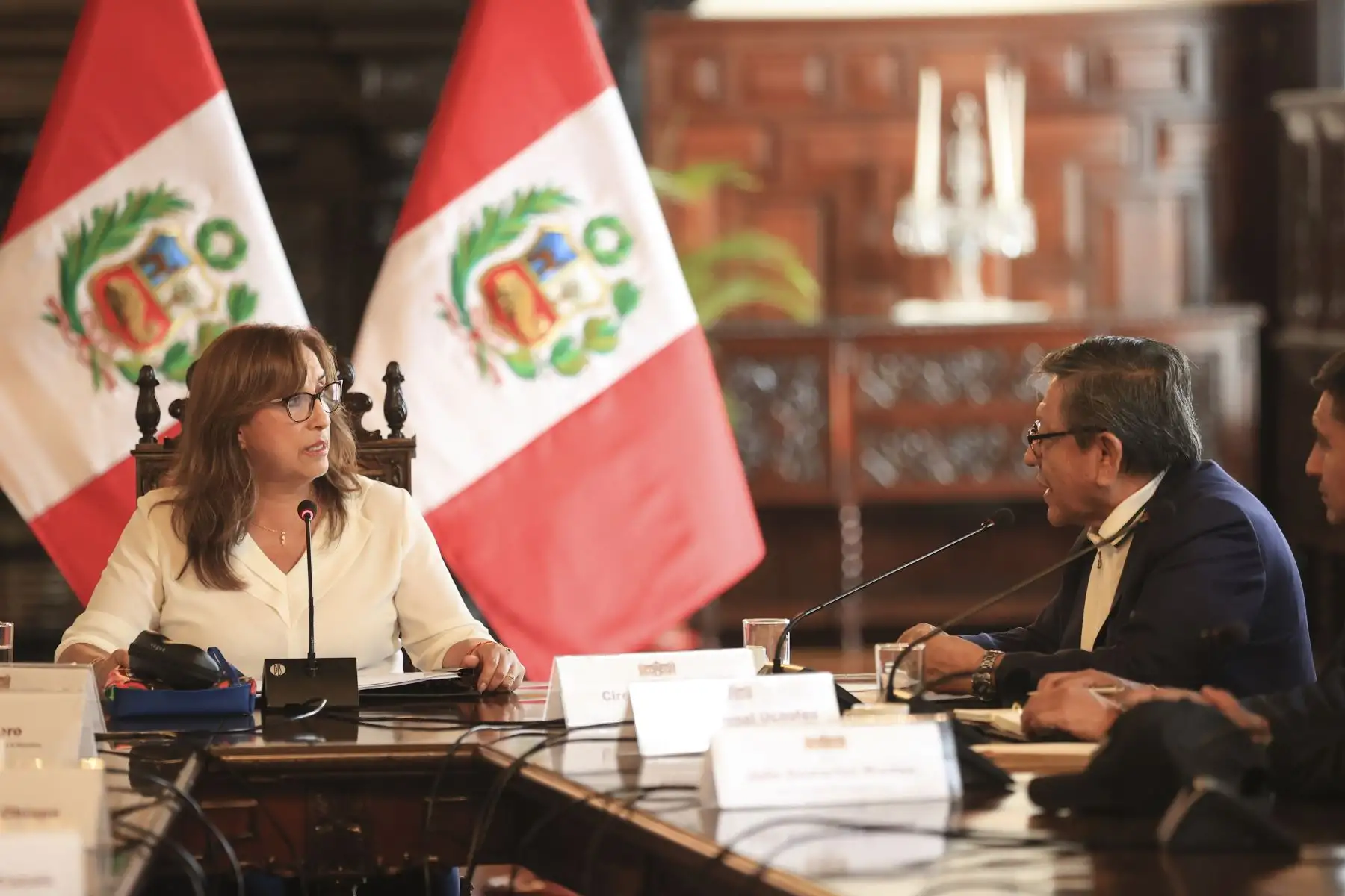 La presidenta Dina Boluarte se reunió con el gobernador regional del Callao, Ciro Castillo Rojo, a fin de viabilizar proyectos para mejorar la infraestructura en salud y educación en favor de los chalacos. También abordaron temas de seguridad y turismo, con miras a consolidar el desarrollo integral del primer puerto.
Foto: ANDINA/Presidencia Perú