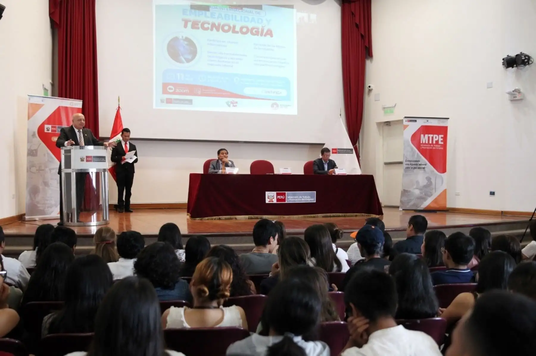 Ministro de Trabajo y Promoción del Empleo, Alfonso Adrianzén, participó en la “I Jornada Internacional de Empleabilidad y Tecnología”, que se realizó en su sede institucional, dirigido a los jóvenes. Foto: Cortesía.