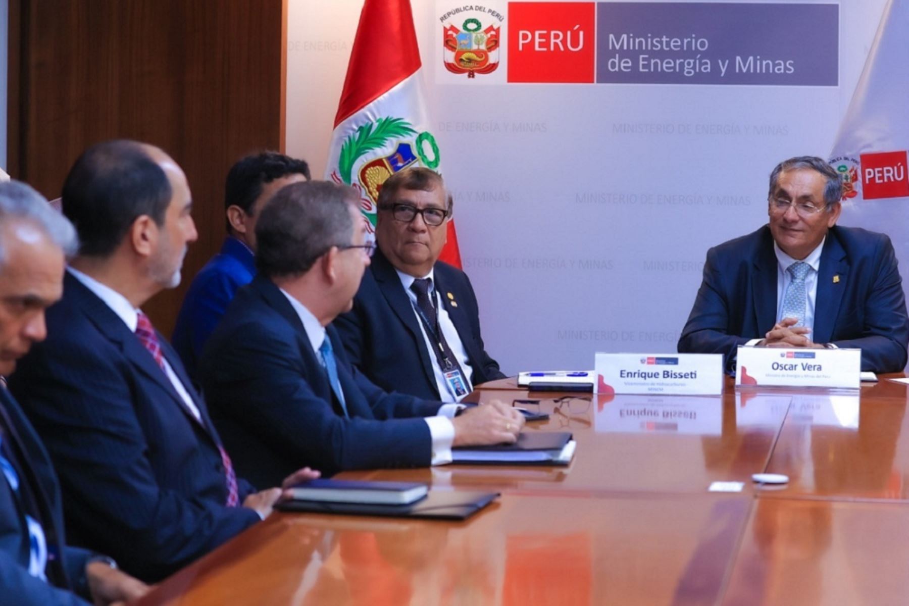 Ministro de Energía y Minas, Óscar Vera se reunió con directivos de empresas mineras para articular acciones que impulsen este sector productivo. Foto: Cortesía.