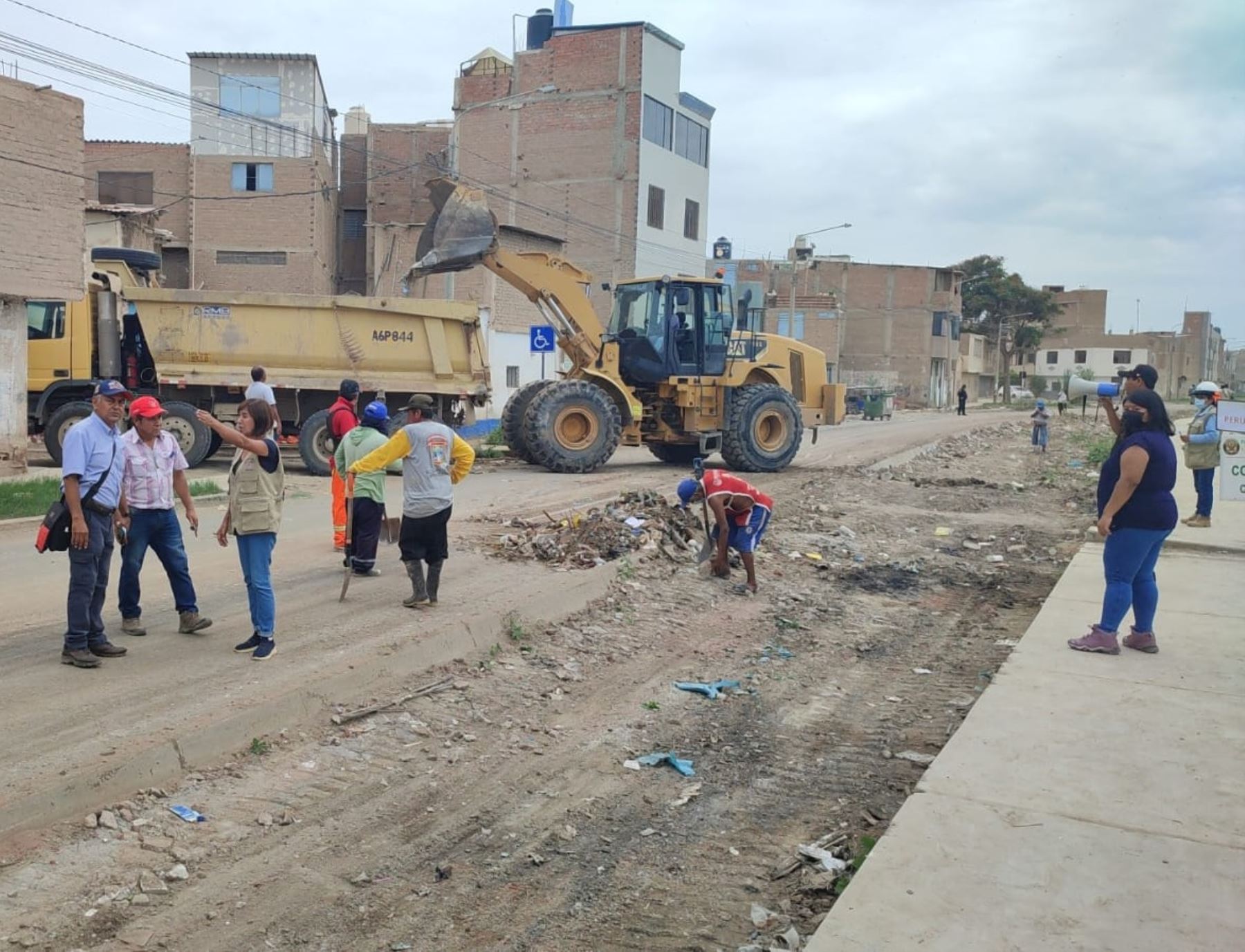 Alrededor de 215 toneladas de residuos sólidos se recogieron de diversas calles de la ciudad de Chiclayo durante una jornada de limpieza ejecutada por la municipalidad.