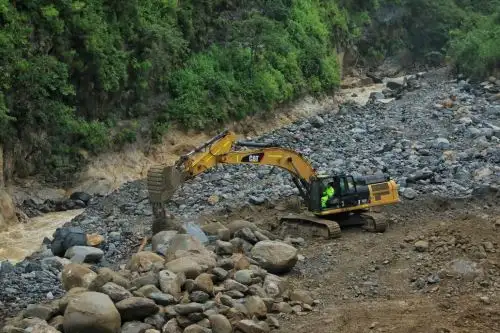 Cinco tramos de la plataforma vial ha quedado completamente destruida.