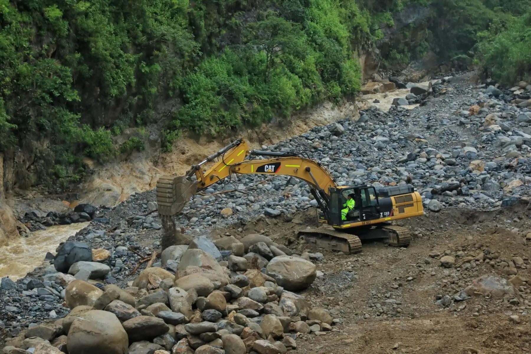Cinco tramos de la plataforma vial ha quedado completamente destruida.