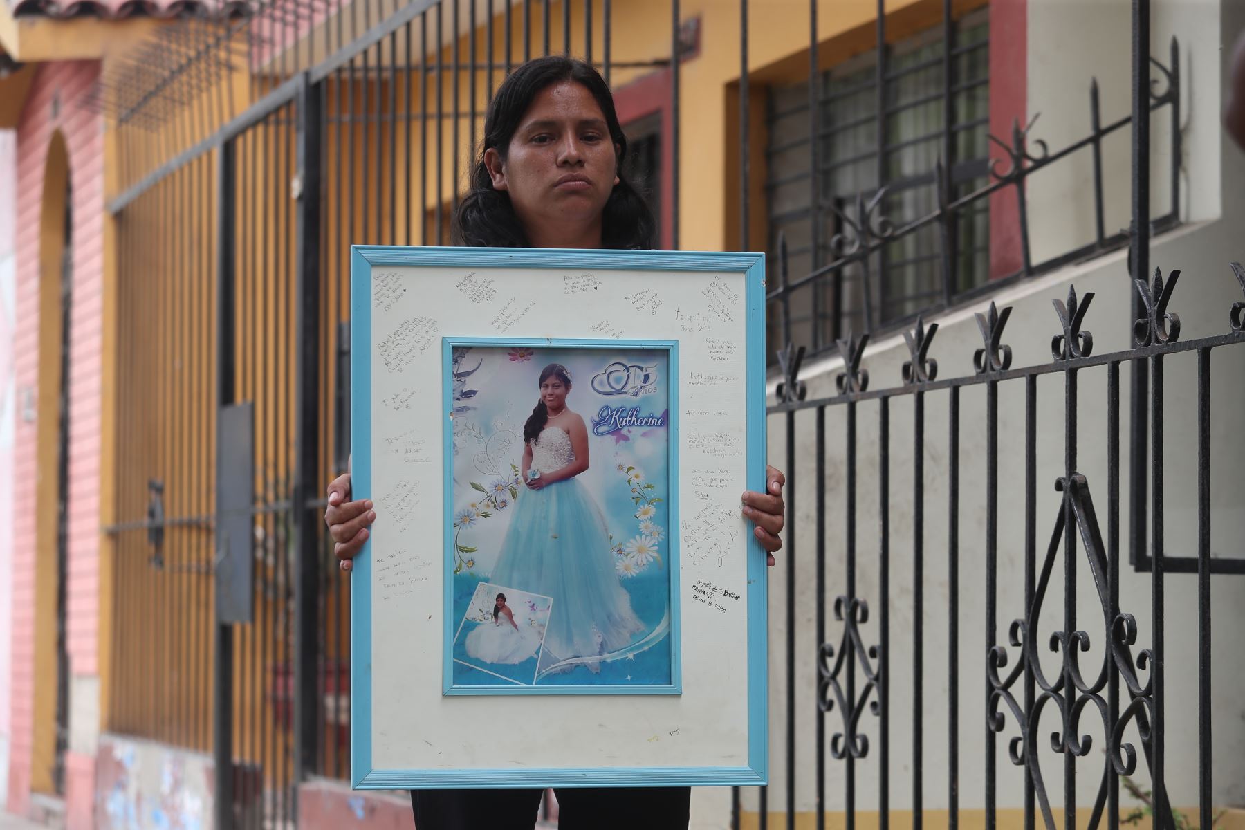 Padres de la joven Katherine Gómez, pidieron que se dicte pronto cadena perpetua para el venezolano Sergio Tarache, quien le prendió fuego a su hija en la plaza Dos de Mayo, en el Cercado de Lima. Foto: ANDINA/Ricardo Cuba