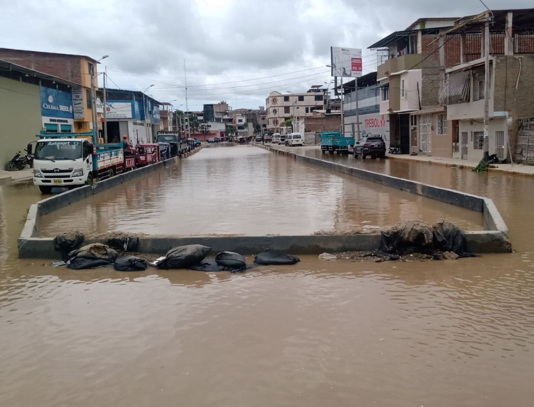 El barrio Bellavista fue afectado por el desborde del río Tumbes que alcanzó hoy el máximo caudal al registrar esta mañana un aforo de 1,490 metros cúbicos por segundo. Foto: Milagros Rodríguez