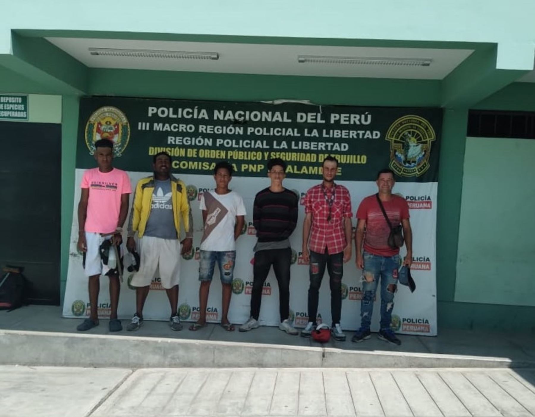 La Policía Nacional intervino en Trujillo a seis extranjeros indocumentados que realizaban el servicio de limpiaparabrisas en las esquinas de esta ciudad. ANDINA/Difusión