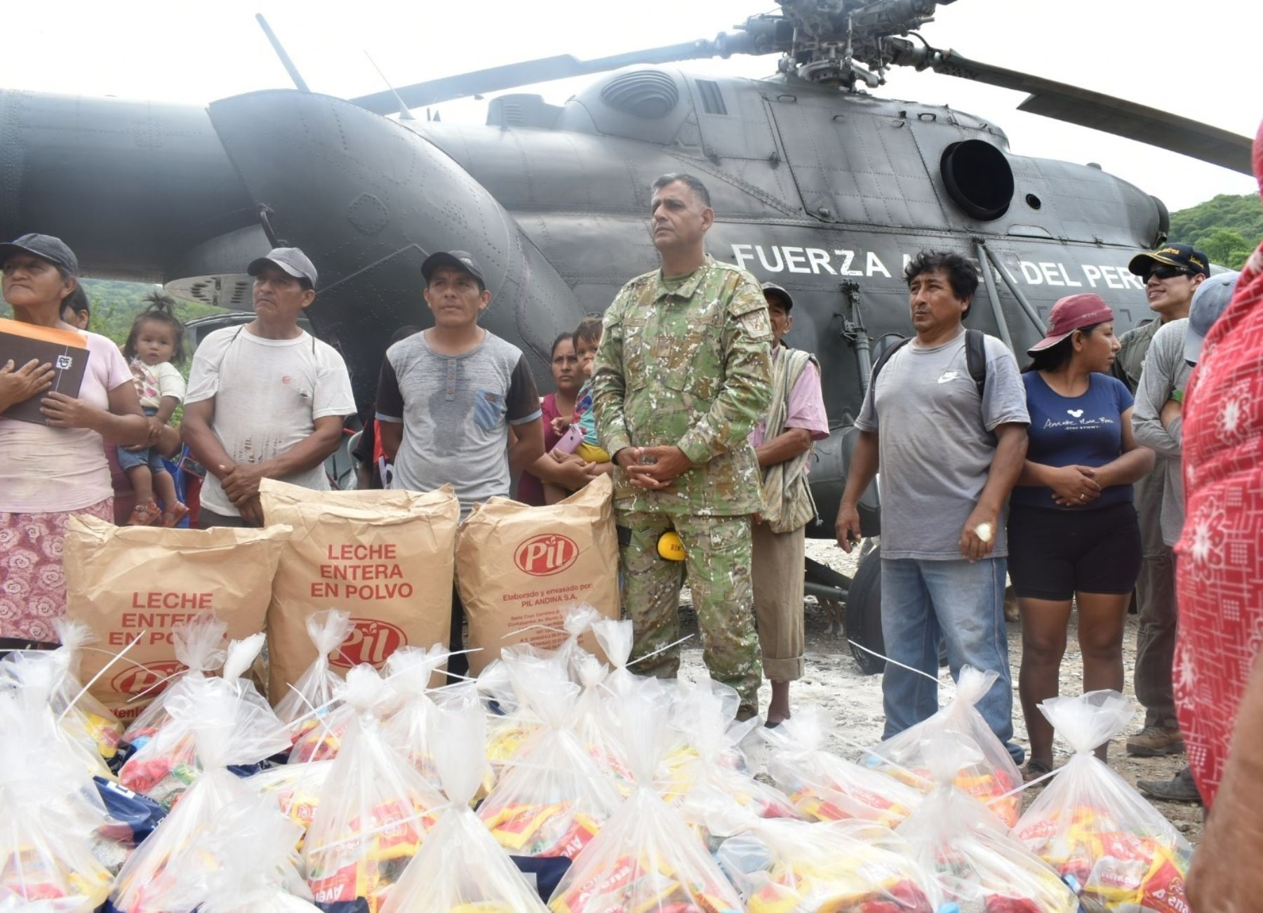 Ejército del Perú realiza un nuevo vuelo humanitario en la región Piura y trasladó 1.5 toneladas de alimentos al distrito de Huarmaca. ANDINA/Difusión