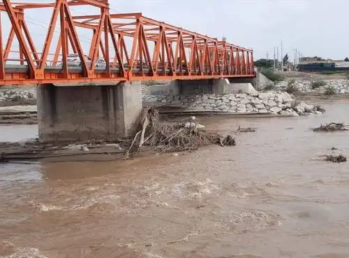 El fuerte caudal que registra el río Reque han debilitado las defensa del puente Reque, principal vía que comunica Lambayeque con el resto del país. ANDINA/Difusión