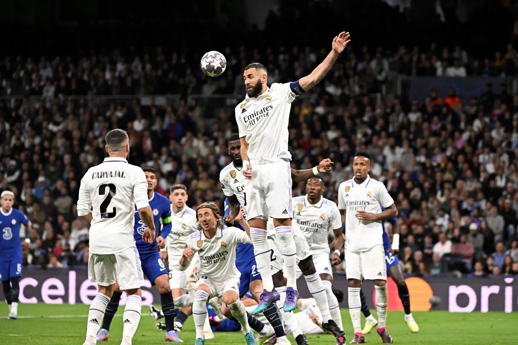 El delantero francés del Real Madrid Karim Benzema cabecea el balón durante el partido de ida de los cuartos de final de la UEFA Champions League entre Real Madrid CF y el Chelsea FC en el estadio Santiago Bernabeu de Madrid. Foto: AFP
