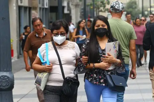 La mascarilla fue una gran aliada en la lucha contra el covid-19.  El Minsa descarta en este momento que su uso sea obligatorio en espacios públicos a menos que las personas presenten un cuadro de infección respiratoria .ANDINA/Eddy Ramos