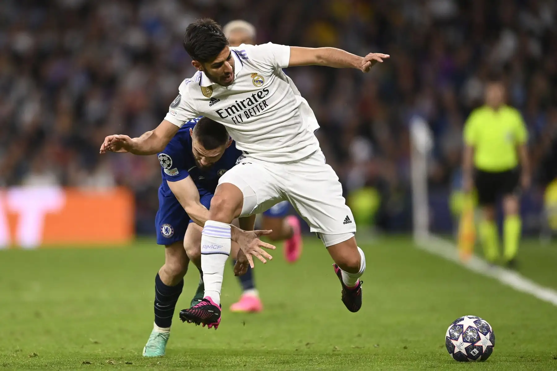 El centrocampista croata del Chelsea Mateo Kovacic compite con el centrocampista español del Real Madrid Marco Asensio durante el partido de ida de los cuartos de final de la Liga de Campeones de la UEFA entre el Real Madrid CF y el Chelsea FC en el estadio Santiago Bernabeu de Madrid. Foto: AFP