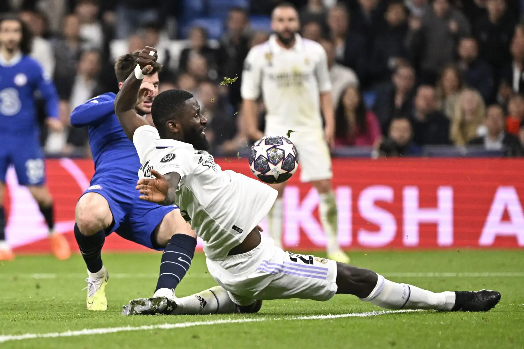 El defensor alemán del Real Madrid Antonio Rudiger compite con el centrocampista inglés del Chelsea Mason Mount durante el partido de ida de los cuartos de final de la Liga de Campeones de la UEFA entre el Real Madrid CF y el Chelsea FC en el estadio Santiago Bernabeu de Madrid. Foto: AFP