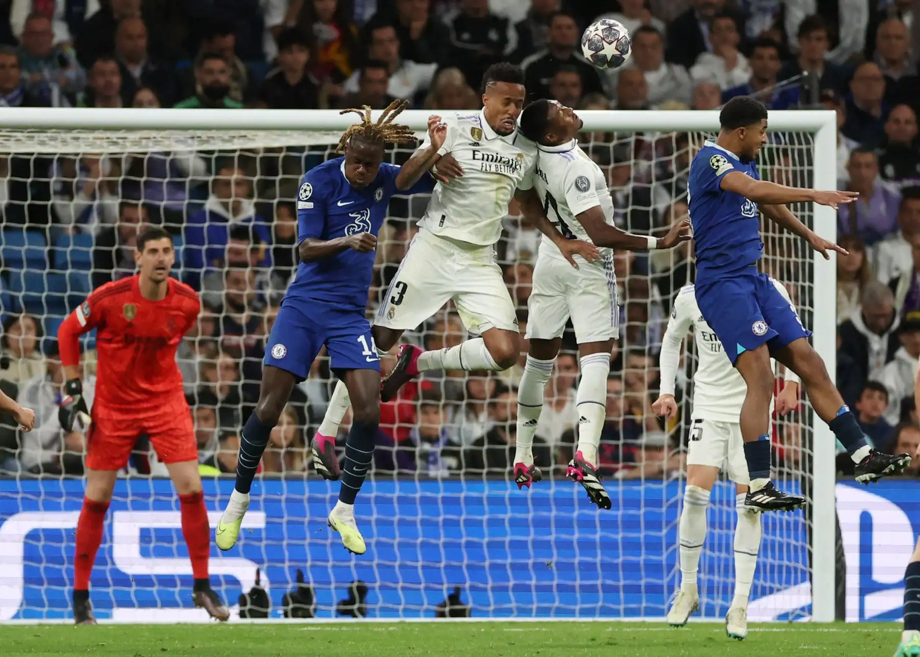 El defensor inglés del Chelsea Trevoh Chalobah y el defensor brasileño del Real Madrid Eder Militao compiten por un cabezazo durante el partido de ida de los cuartos de final de la Liga de Campeones de la UEFA entre el Real Madrid CF y el Chelsea FC en el estadio Santiago Bernabeu en Madrid. Foto: AFP