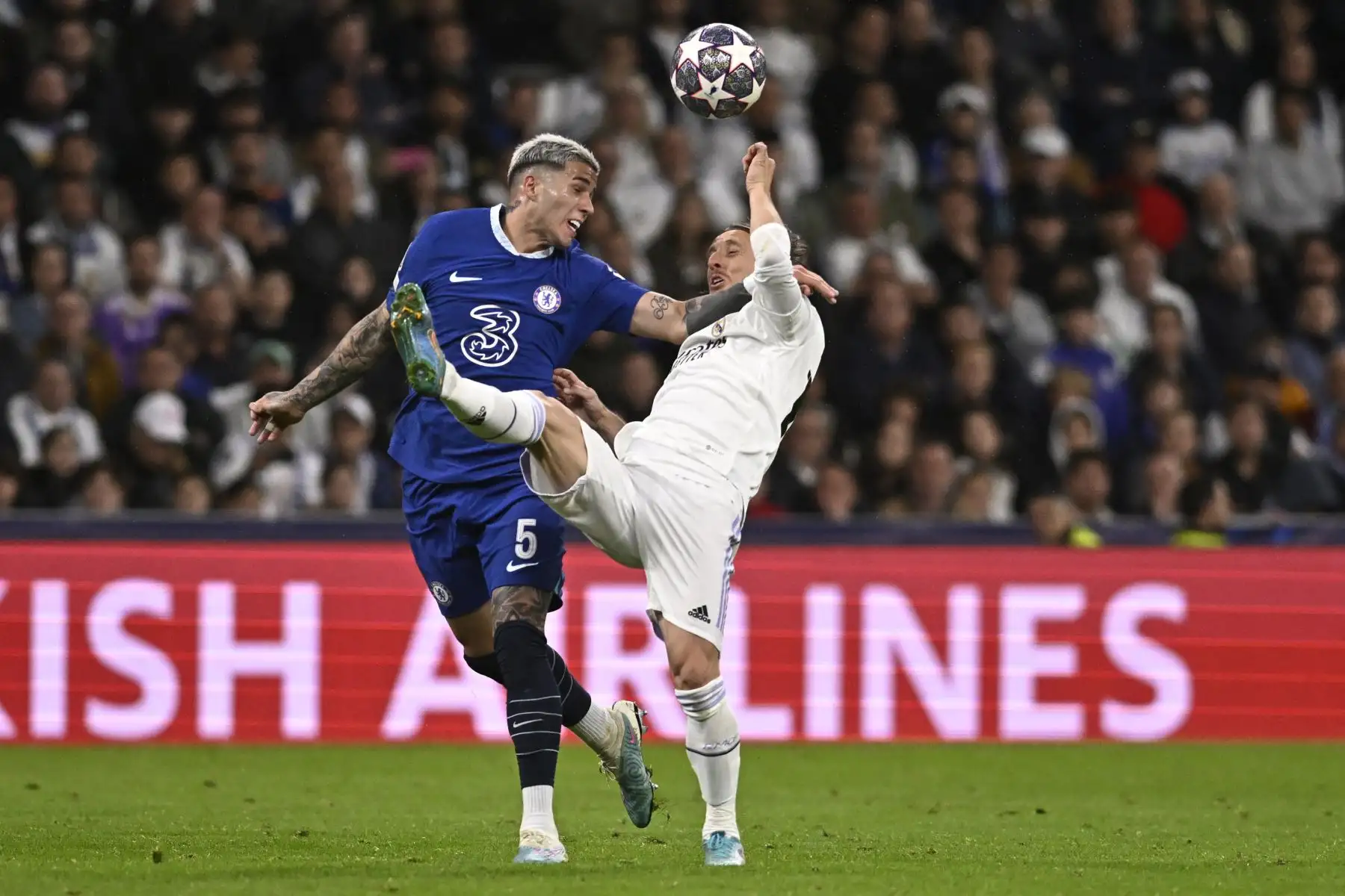 El centrocampista argentino del Chelsea Enzo Fernández compite con el centrocampista croata del Real Madrid Luka Modric durante el partido de ida de los cuartos de final de la Liga de Campeones de la UEFA entre el Real Madrid CF y el Chelsea FC en el estadio Santiago Bernabeu en Madrid. Foto: AFP