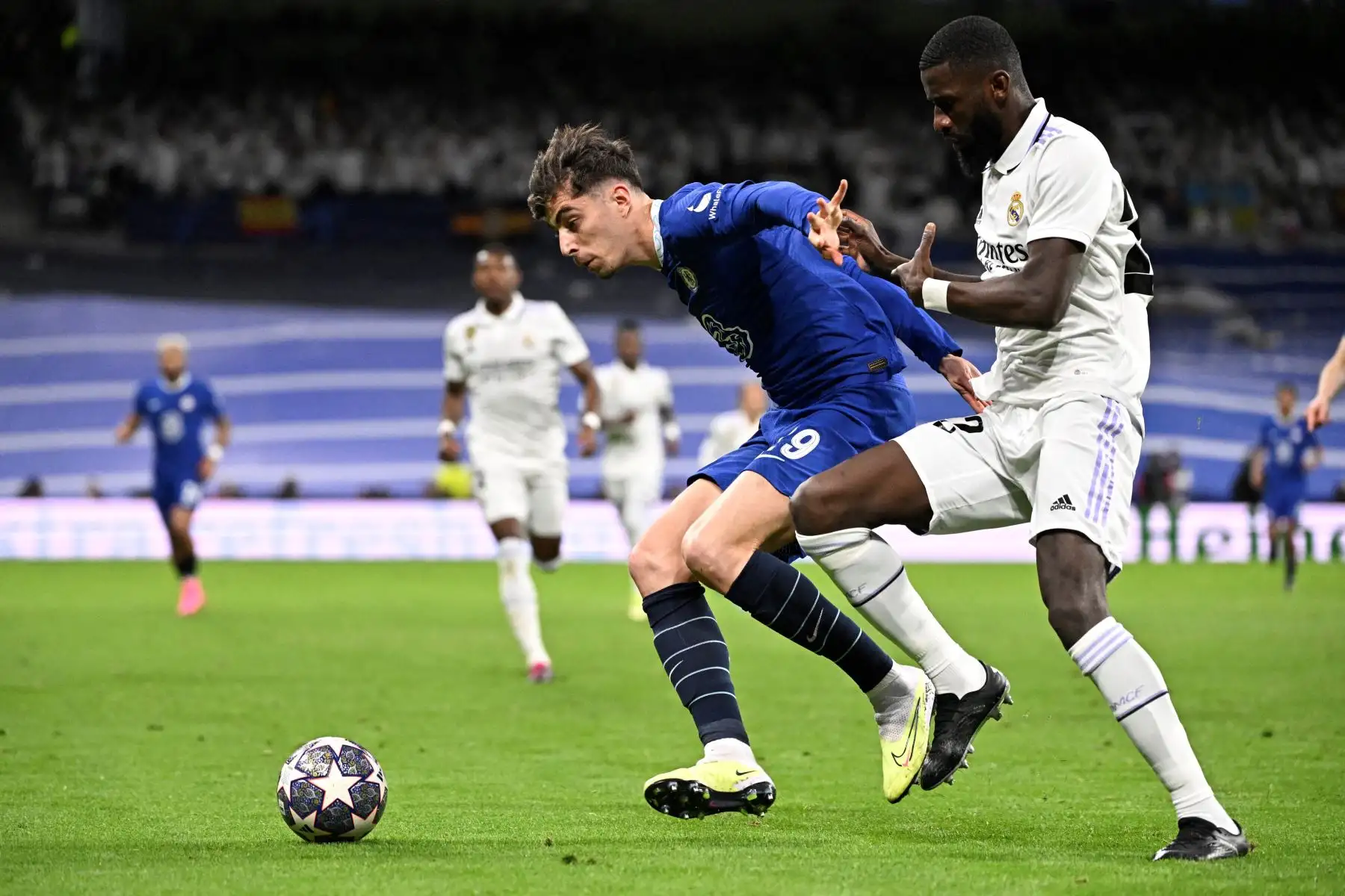 El centrocampista alemán del Chelsea, Kai Havertz, compite con el defensor alemán del Real Madrid, Antonio Rudiger, durante el partido de ida de los cuartos de final de la Liga de Campeones de la UEFA entre el Real Madrid CF y el Chelsea FC en el estadio Santiago Bernabeu de Madrid. Foto: AFP