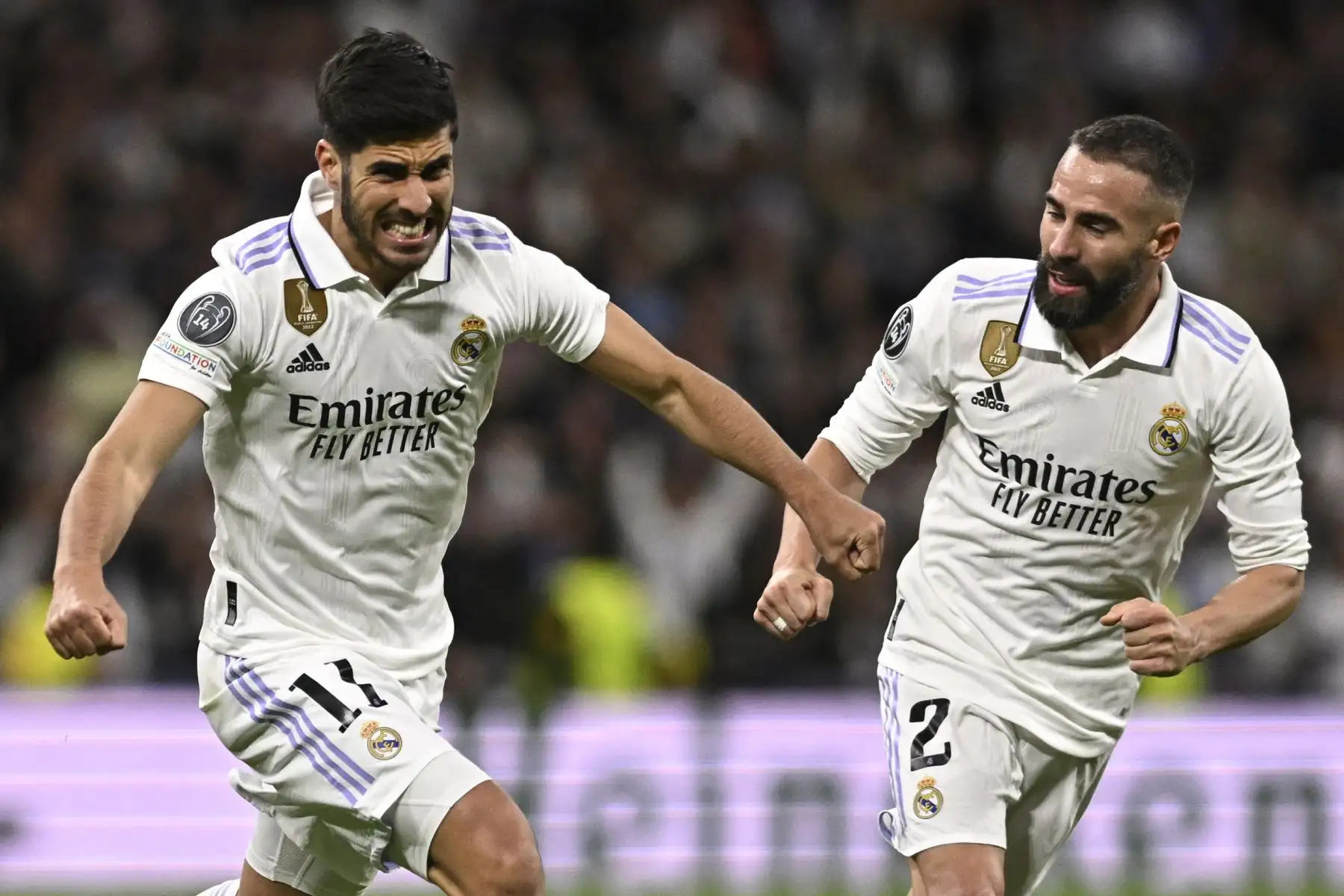 El centrocampista español del Real Madrid, Marco Asensio, celebra marcar el segundo gol de su equipo con el defensor español del Real Madrid, Dani Carvajal, durante el partido de ida de los cuartos de final de la Liga de Campeones de la UEFA entre el Real Madrid CF y el Chelsea FC en el estadio Santiago Bernabeu en Madrid. Foto: AFP