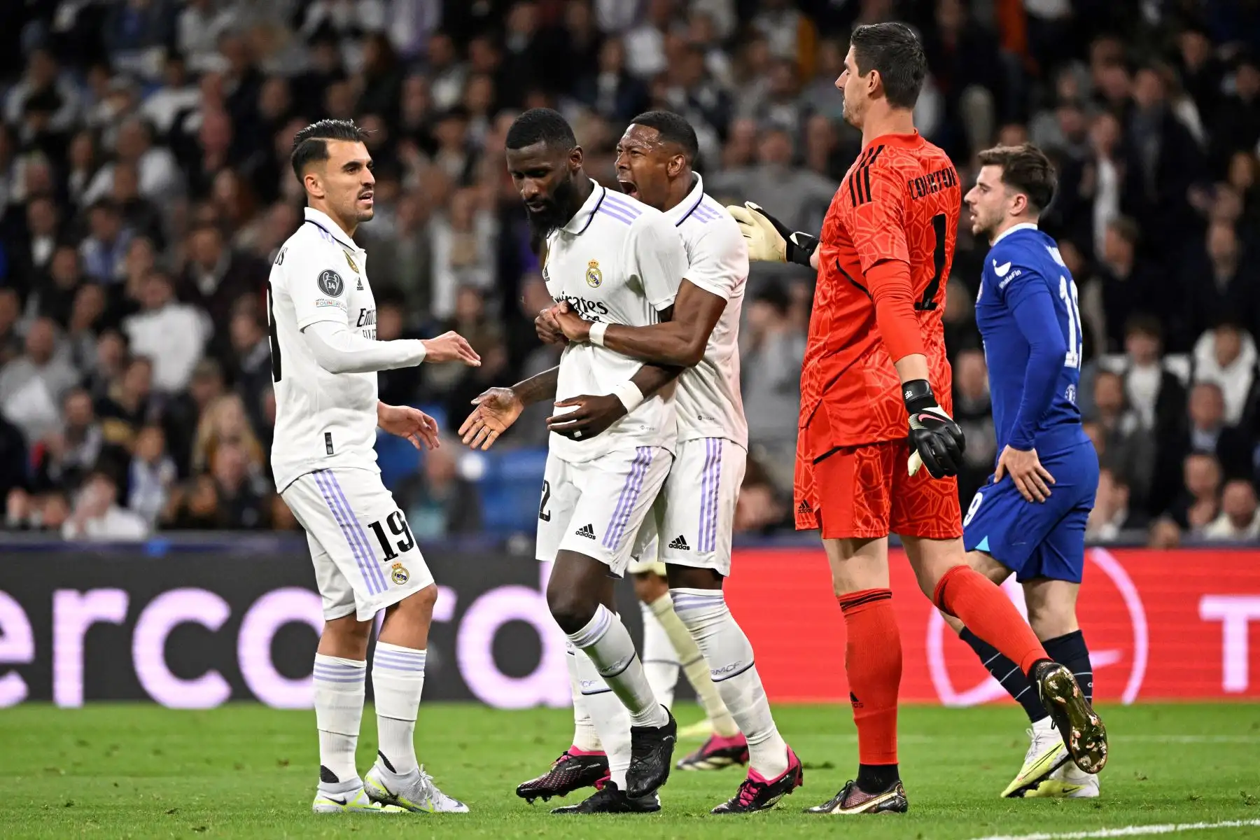 El mediocampista español del Real Madrid Dani Ceballos, el defensa alemán del Real Madrid Antonio Rudiger, el defensa austriaco del Real Madrid David Alaba y el portero belga del Real Madrid Thibaut Courtois celebran la victoria al final del partido de ida de los cuartos de final de la Liga de Campeones de la UEFA entre el Real Madrid CF y Chelsea FC en el estadio Santiago Bernabeu de Madrid. Foto: AFP