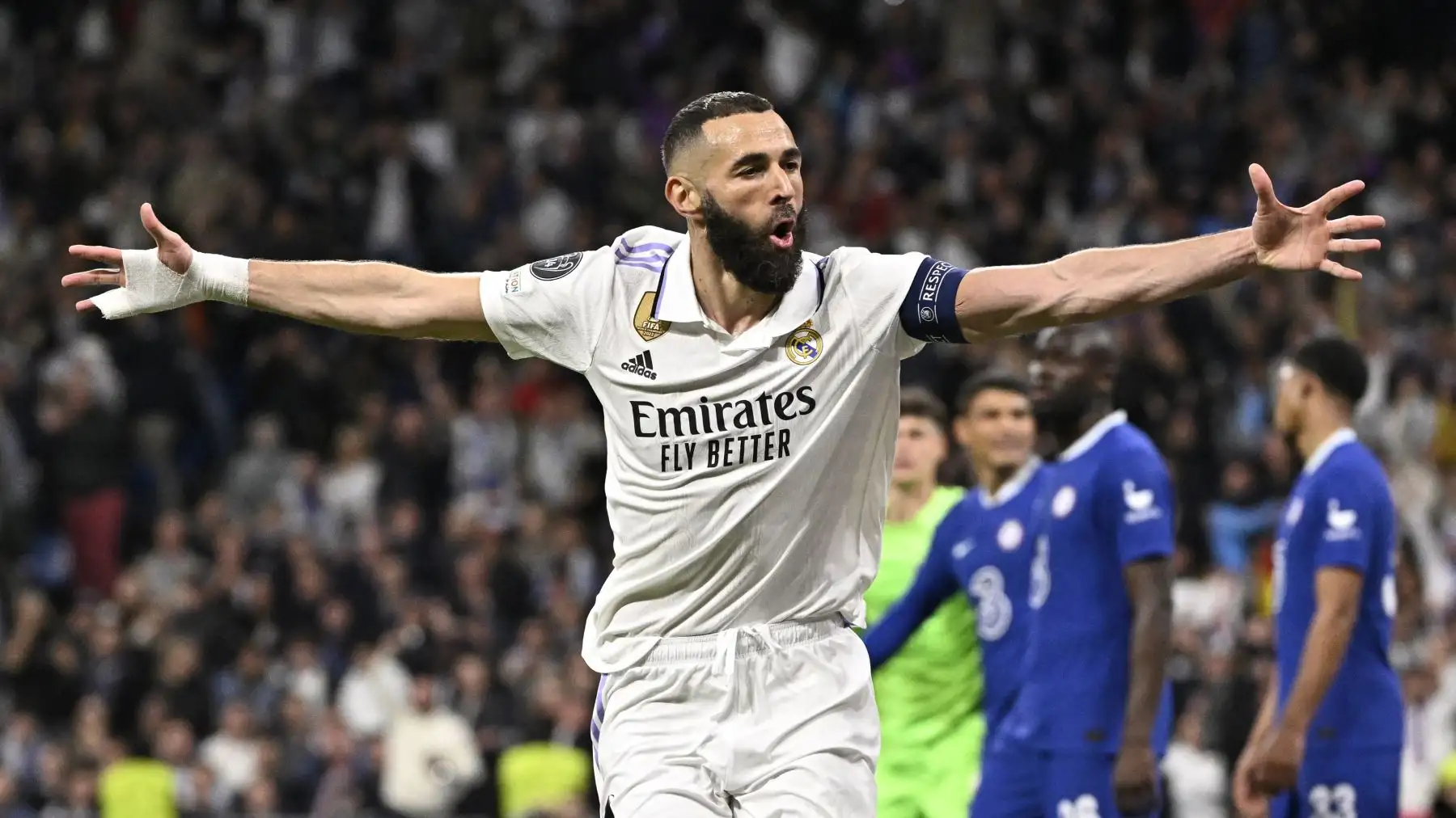 El delantero francés del Real Madrid, Karim Benzema, celebra marcar el primer gol de su equipo durante el partido de ida de los cuartos de final de la Liga de Campeones de la UEFA entre el Real Madrid CF y el Chelsea FC en el estadio Santiago Bernabéu de Madrid. Foto: AFP