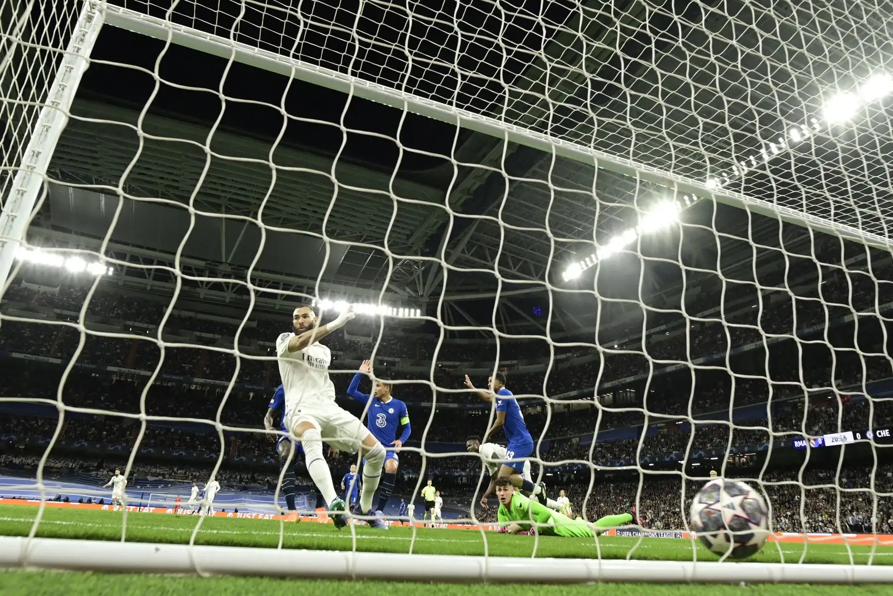El delantero francés del Real Madrid Karim Benzema anota el primer gol de su equipo durante el partido de ida de los cuartos de final de la Liga de Campeones de la UEFA entre el Real Madrid CF y el Chelsea FC en el estadio Santiago Bernabeu de Madrid. Foto: AFP