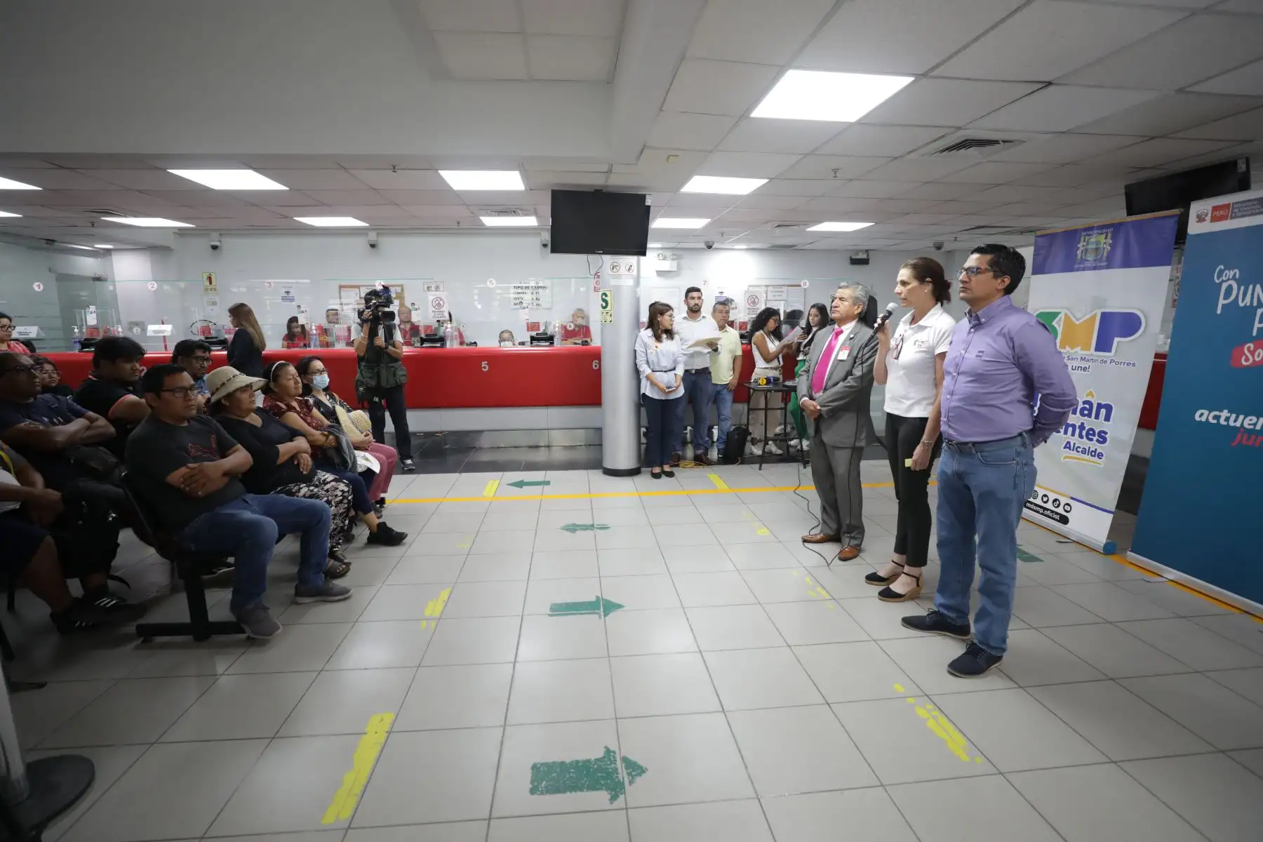 El acto de entrega fue encabezado por la ministra de Vivienda, Hania Pérez de Cuéllar, quien estuvo acompañada del alcalde distrital, Hernán Sifuentes, y de funcionarios del Banco de la Nación, así como familias calificadas para recibir la bonificación habitacional temporal.
Foto: ANDINA/MVCS